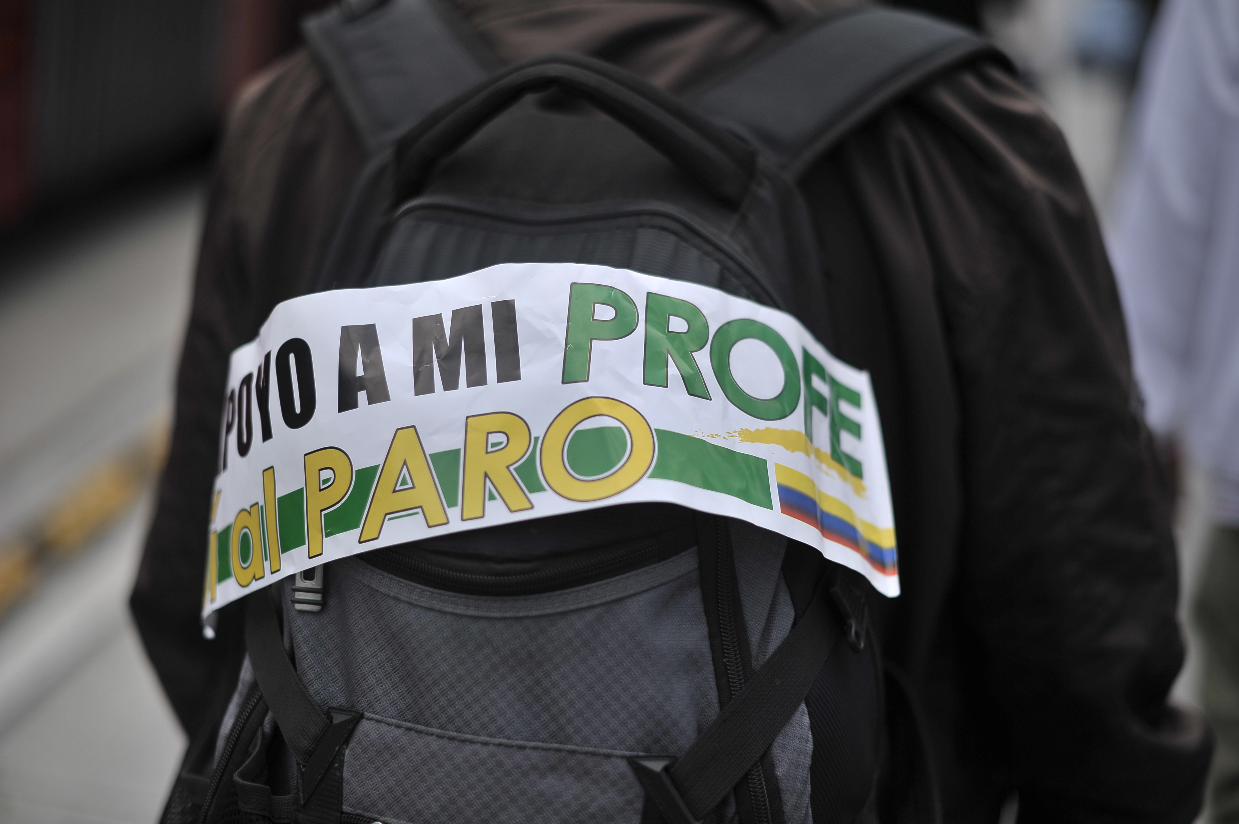 Profesores y estudiantes marchan por la calle 26 hacia el ministerio de educación, solicitando mejores condiciones para la educación y los docentes.