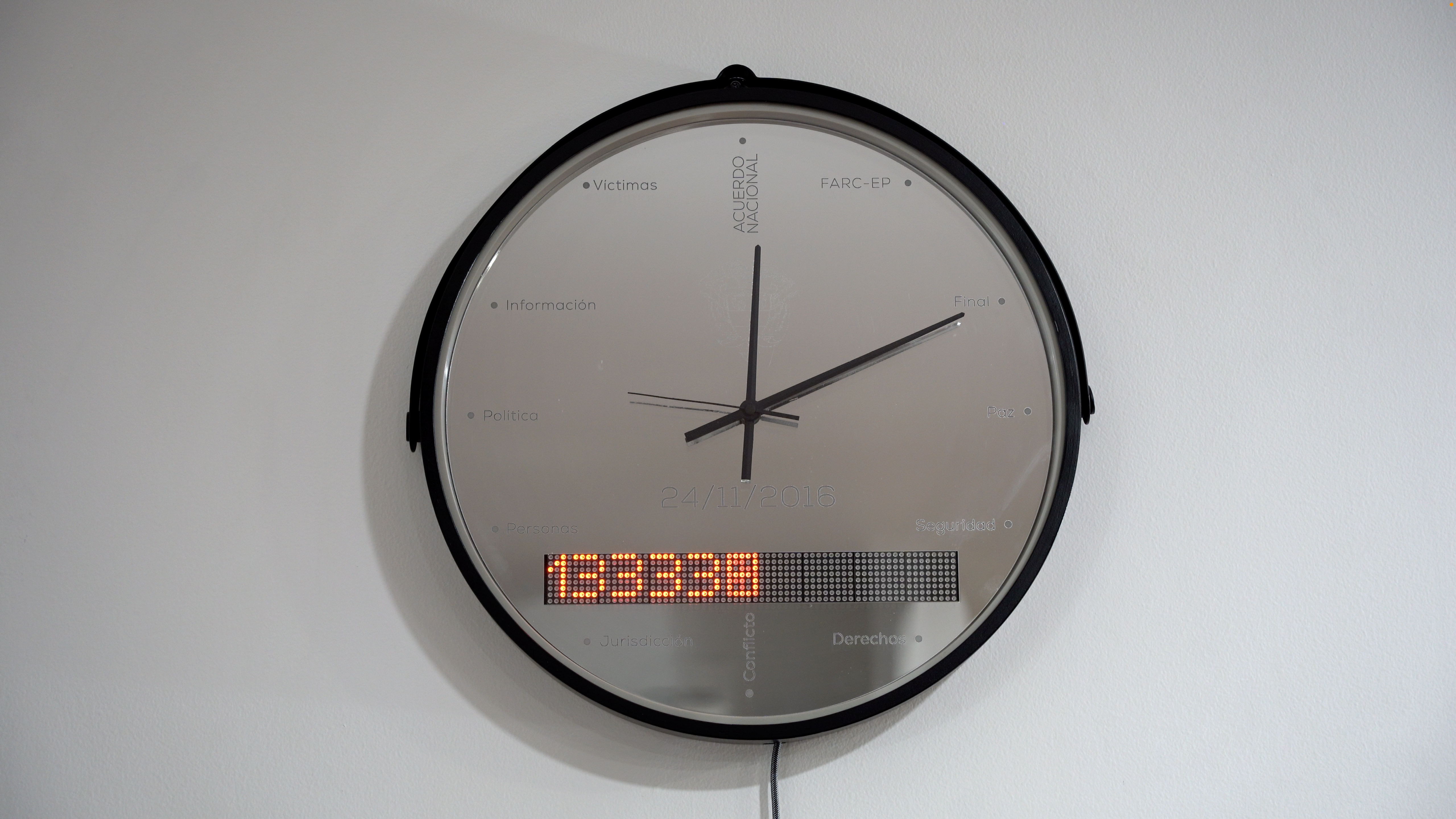 Objeto electrónico. Madera de cedro, micro controlador Esp 23, circuito de pantalla led, luces, reloj. 42 x 42 x 5 cm