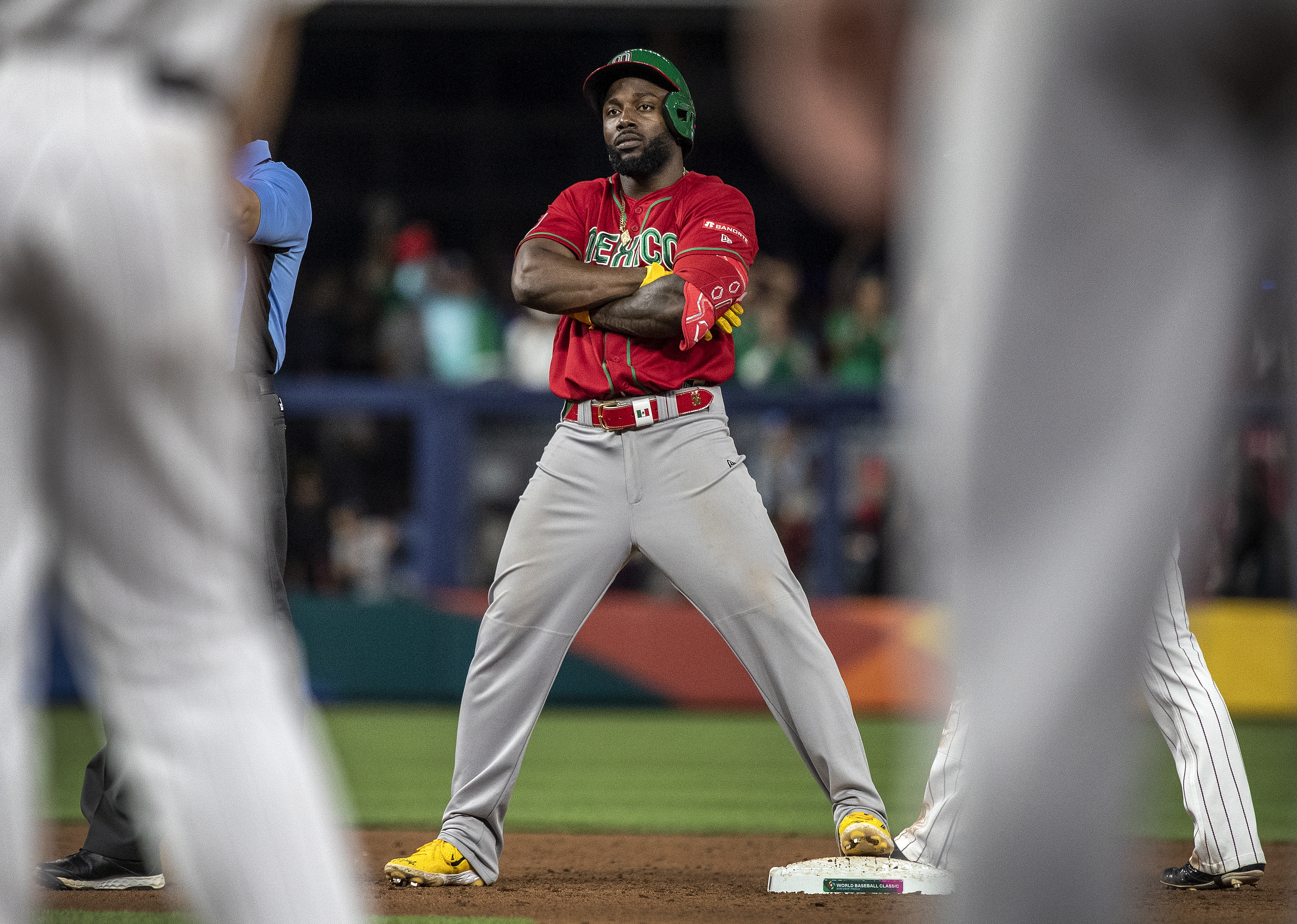 Miami (United States), 20/03/2023.- Mexican left fielder Randy Arozarena stands on second base during the 2023 World Baseball Classic semifinals match between Mexico and Japan at loanDepot park baseball stadium in Miami, Florida, USA, 20 March 2023. (Japón, Estados Unidos) EFE/EPA/CRISTOBAL HERRERA-ULASHKEVICH