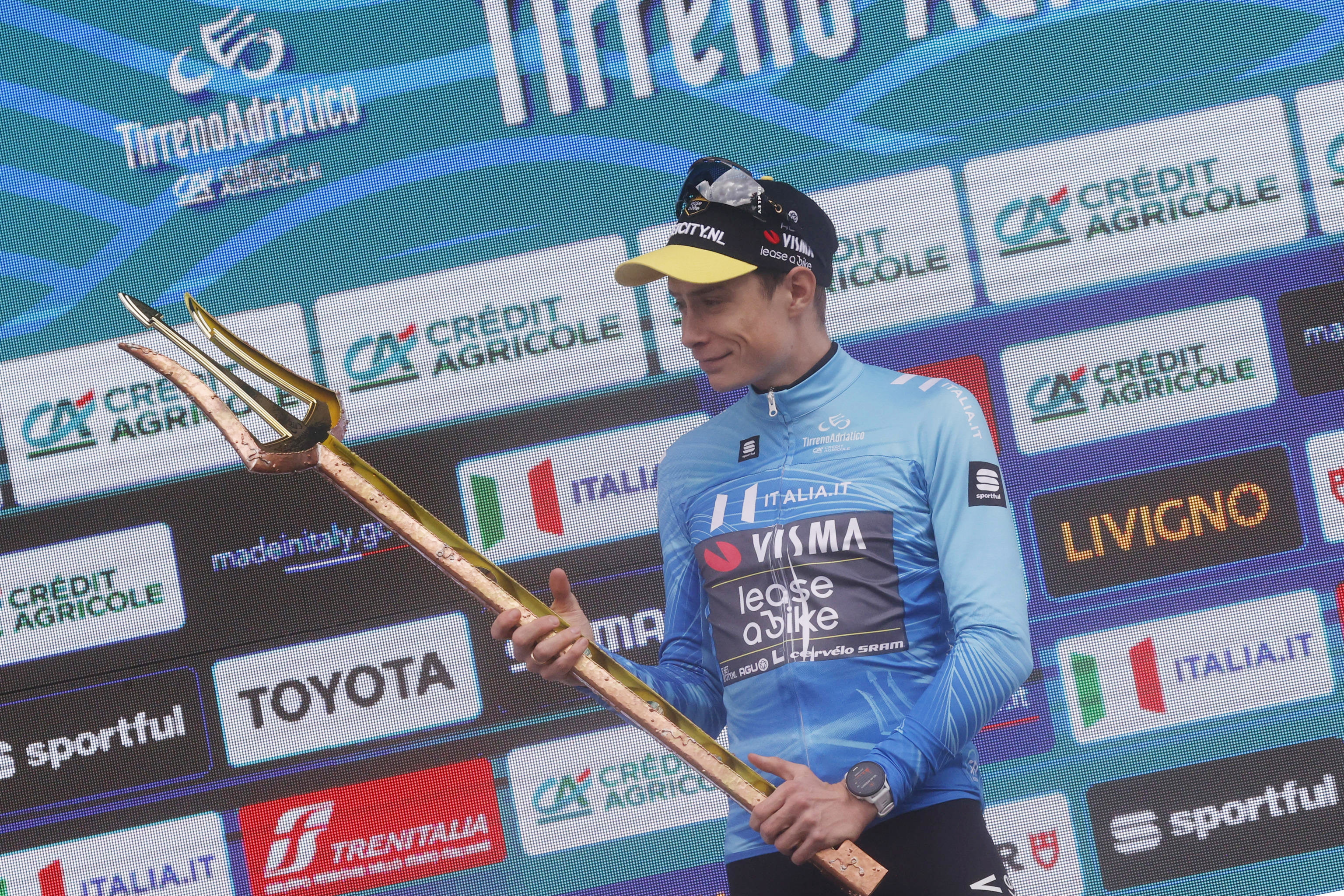 San Benedetto Del Tronto (Italy), 10/03/2024.- Jonas Vingegaard of the Team Visma Lease a Bike celebrates on the podium after winning the 59th Tirenno-Adriatico cycling race, in San Benedetto del Tronto, Italy, 10 March 2024. (Ciclismo, Italia) EFE/EPA/ROBERTO BETTINI