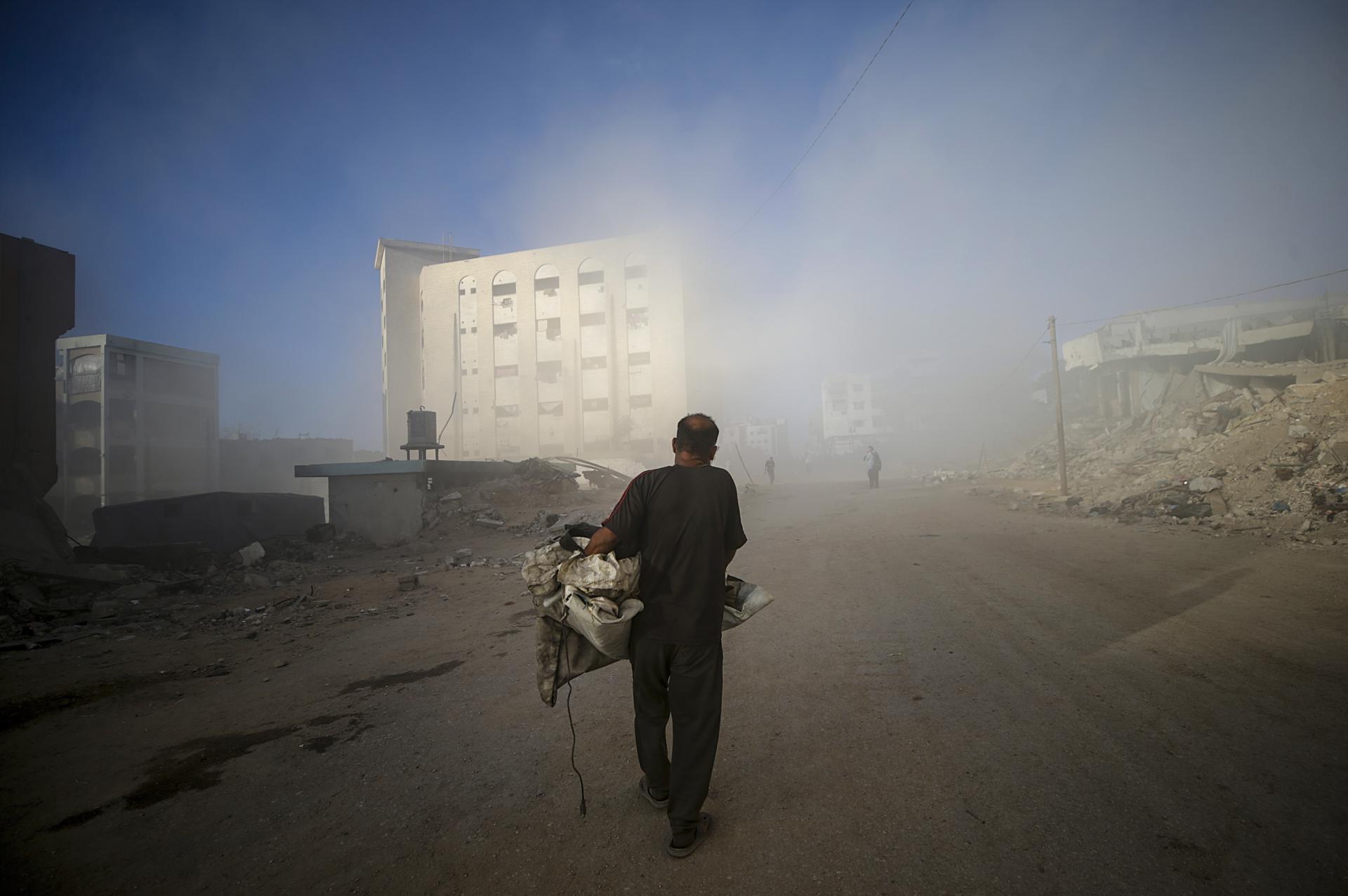 Israel bombardea Gaza mientras Hamás sigue analizando el plan de paz de Trump