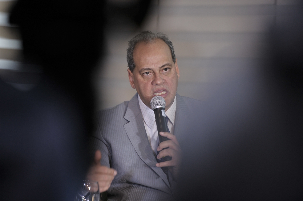 “Mineducación cometió un grave error con títulos exprés de cirugía”: Luciano Chaves