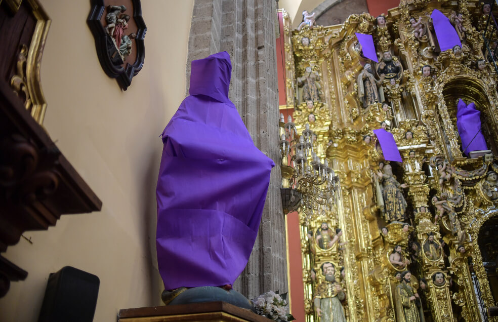 Iglesia mexicana cubre figuras femeninas por la violencia contra las mujeres