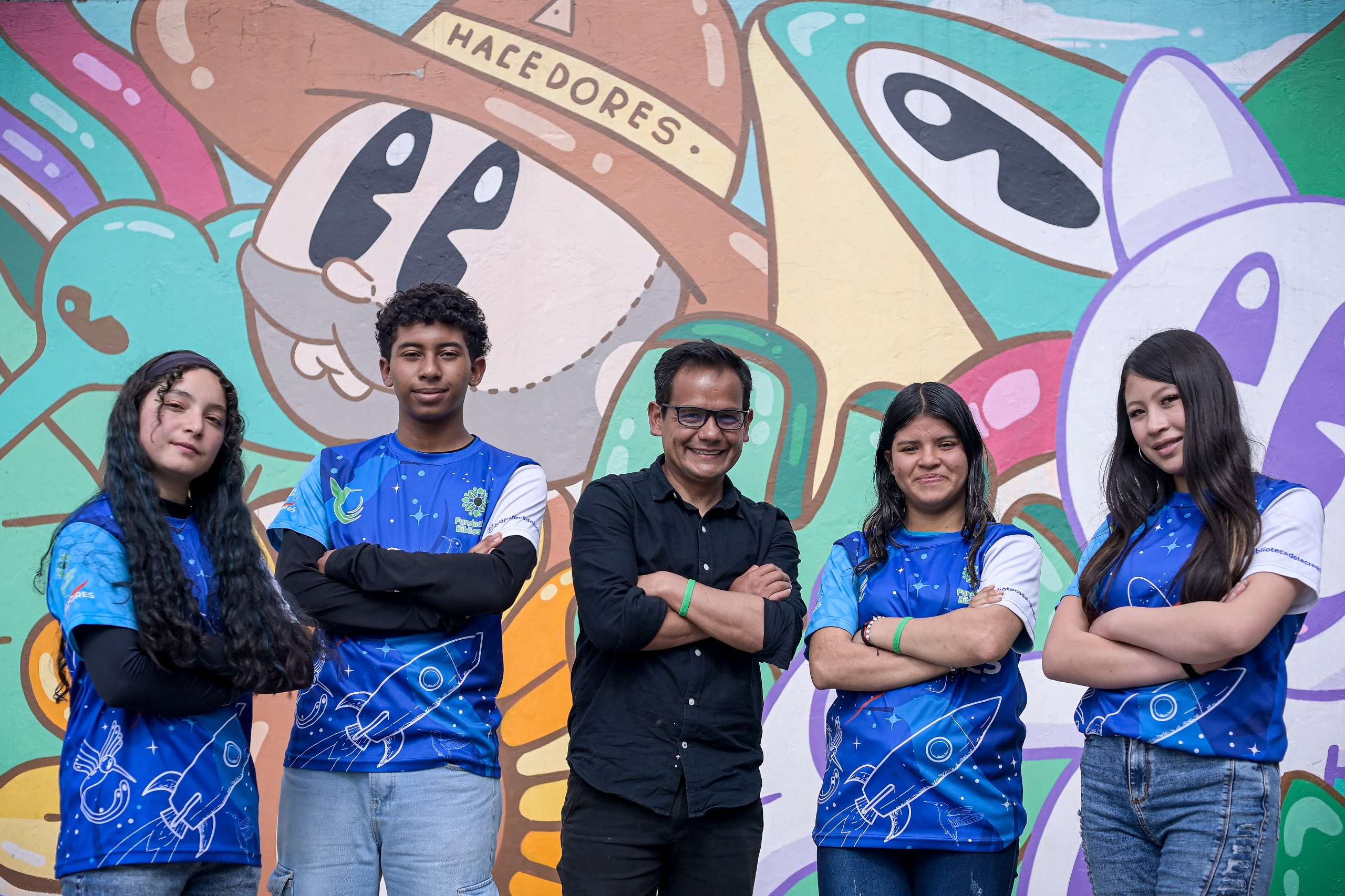 Docente Iván Triana con los jóvenes de la biblioteca que sueñan con ir a la NASA.