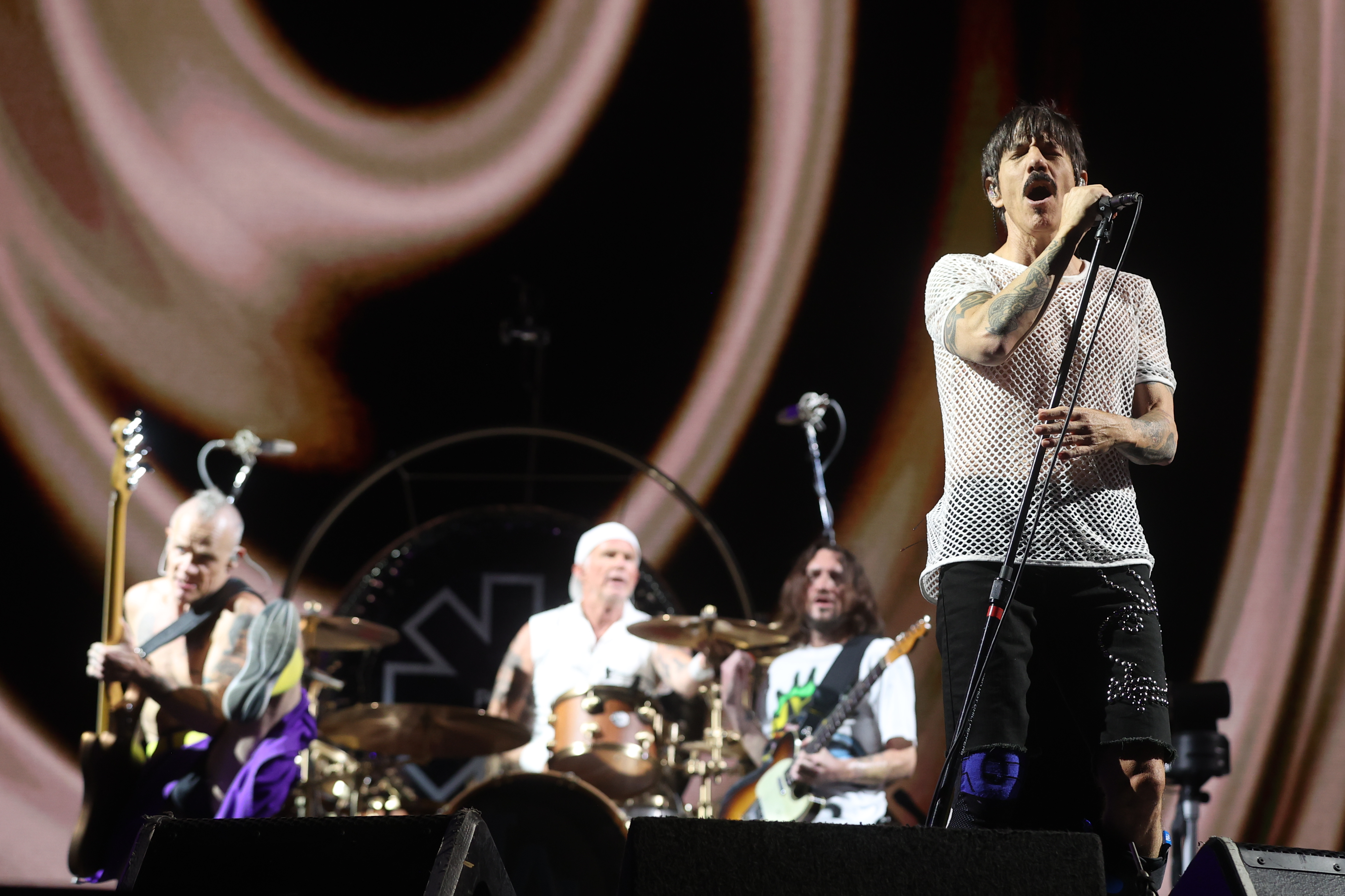 MADRID, 08/07/2023.- El cantante del grupo estadounidense Red Hot Chili Peppers, Anthony Kiedis, durante su actuación hoy sábado en el Mad Cool Festival que se celebra en Madrid. EFE / Kiko Huesca.