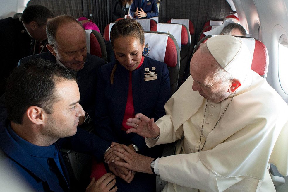 Francisco celebra boda en avión papal