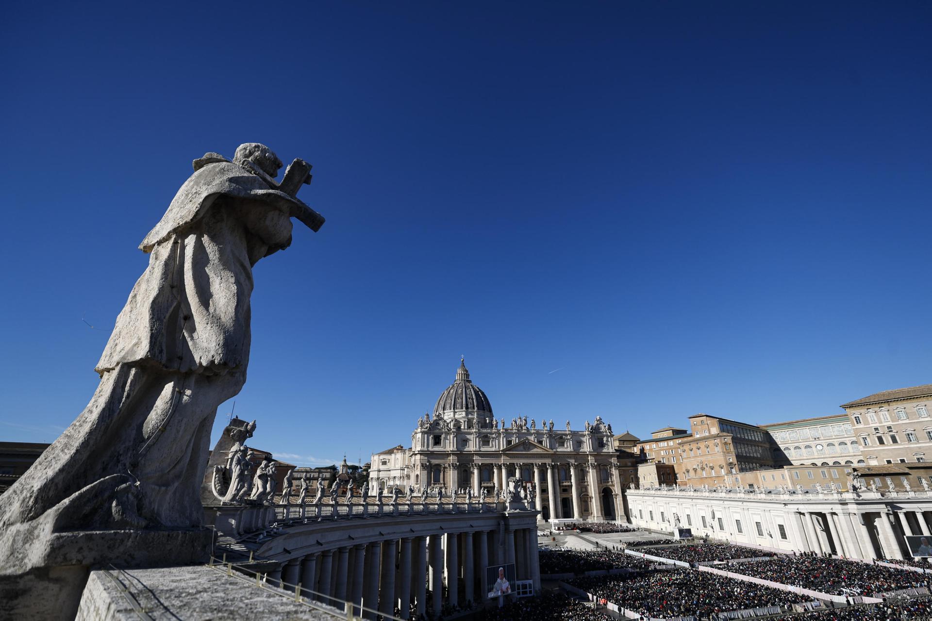 El Vaticano critica la “banalización del adulterio” y “la promoción del poliamor”
