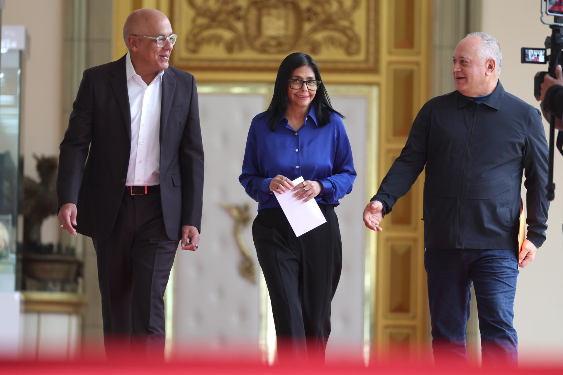Funcionarios chavistas desobedecen orden de Maduro y regresan a X (Twitter)