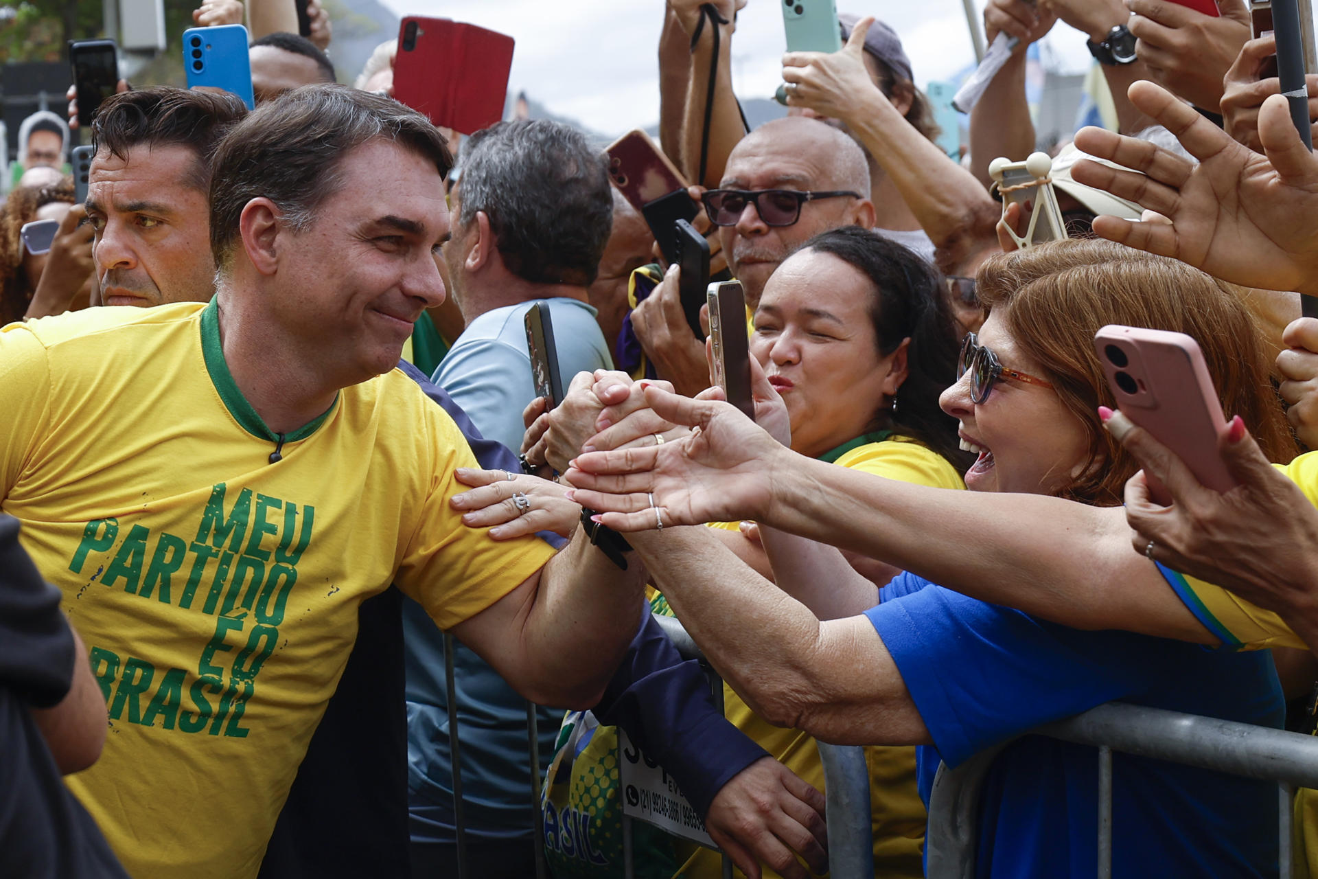AME9671. RÍO DE JANEIRO (BRASIL), 16/08/2026.- El candidato a la Presidencia de Brasil por el Partido Liberal, Flávio Bolsonaro, saluda a simpatizantes durante un evento de campaña este domingo, en la playa de Copacabana en Rio de Janeiro (Brasil). Bolsonaro, hijo del expresidente Jair Bolsonaro, inició su campaña para las elecciones presidenciales de octubre con duros ataques hacia el actual mandatario y aspirante a la reelección, Luiz Inácio Lula da Silva, y prometió tratar a los narcotraficantes como "terroristas". EFE/ Antonio Lacerda