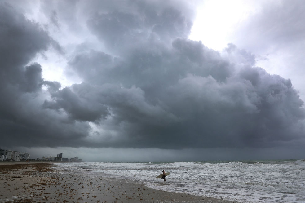 Miami recibe a Irma en un escenario fantasmal