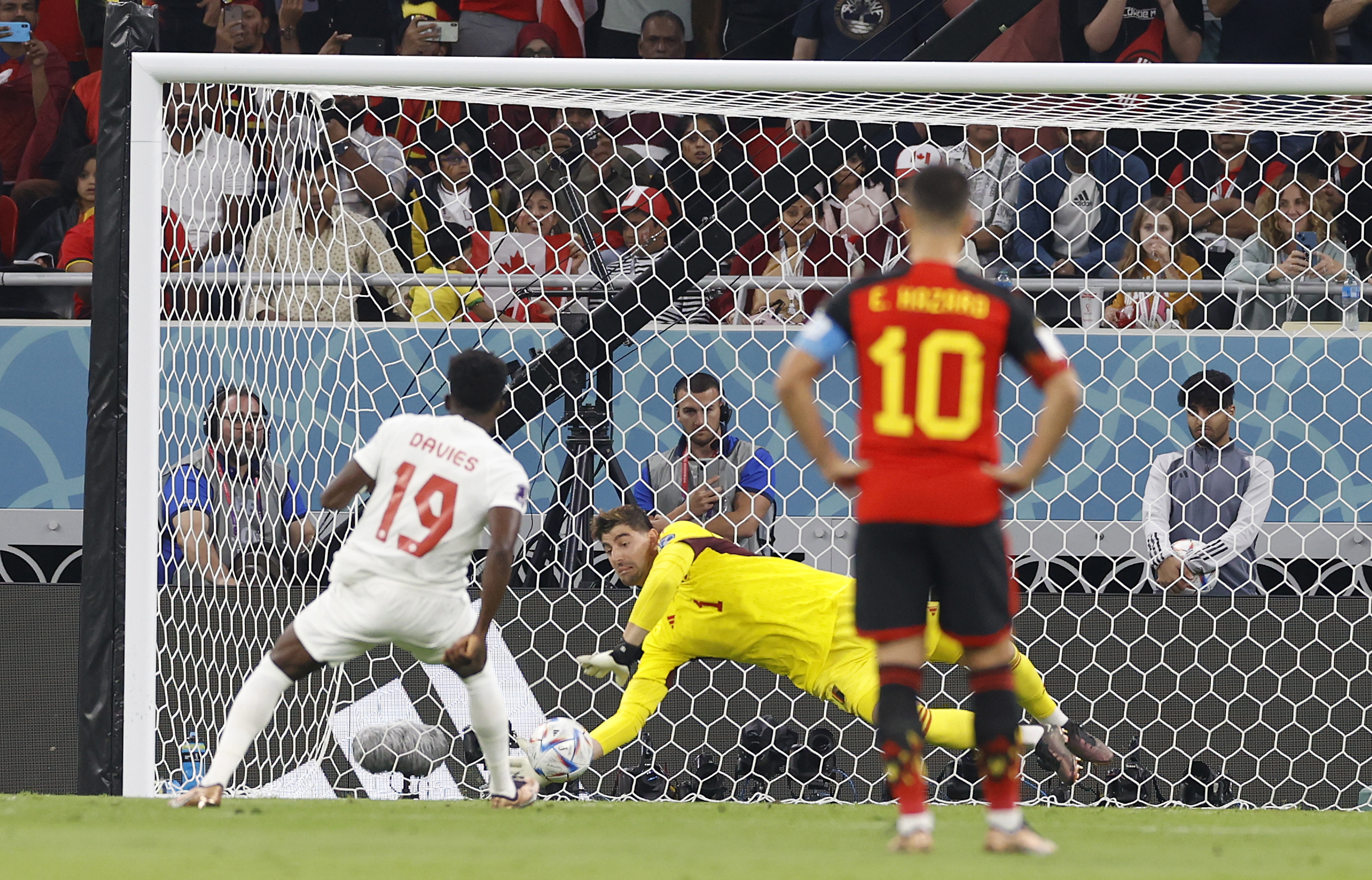 Doha (Qatar), 23/11/2022.- Goalkeeper Thibaut Courtois of Belgium of Belgium saves the penalty of Alphonso Davies of Canada (L) during the FIFA World Cup 2022 group F soccer match between Belgium and Canada at Ahmad bin Ali Stadium in Doha, Qatar, 23 November 2022. (Mundial de Fútbol, Bélgica, Catar) EFE/EPA/Rungroj Yongrit