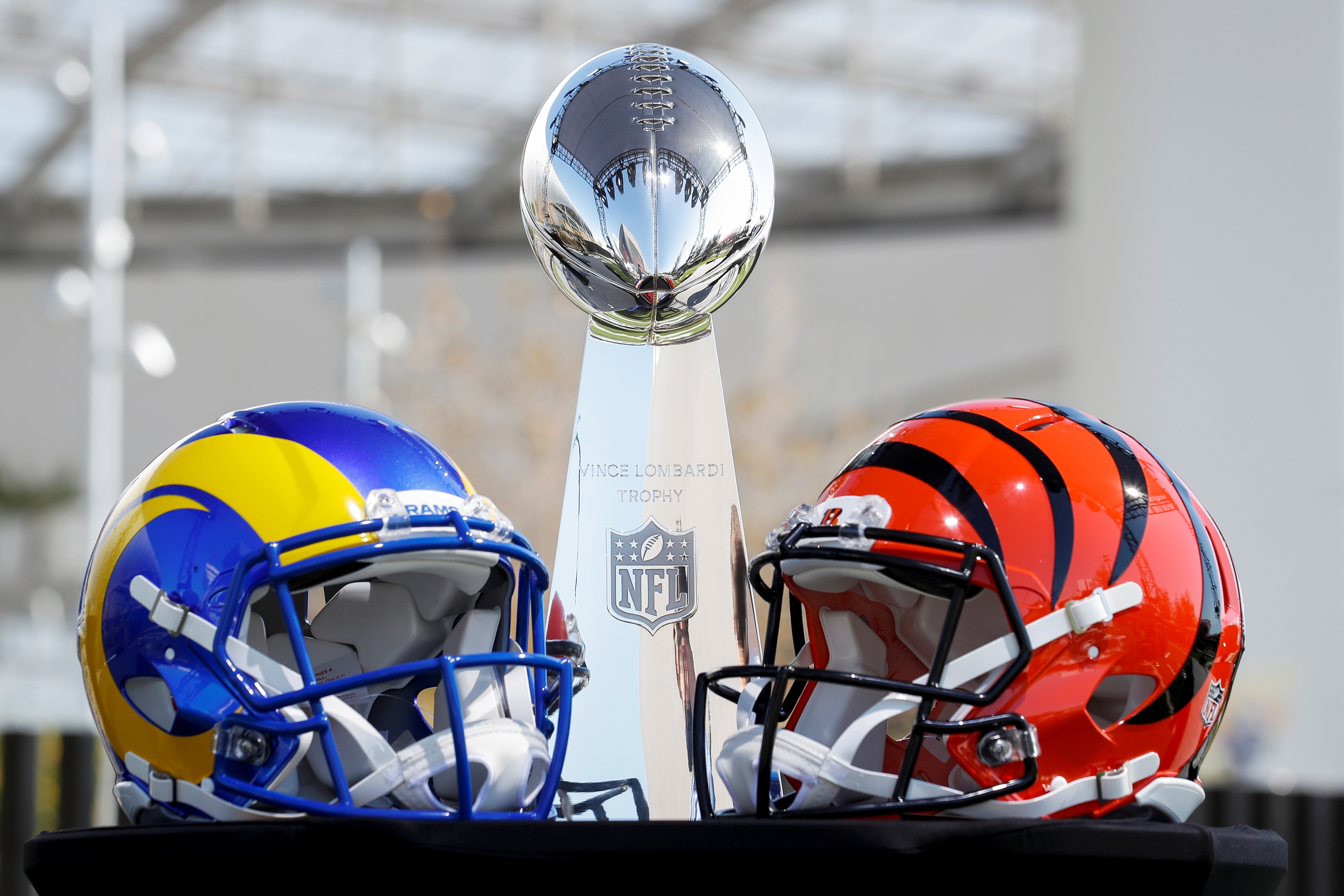 Los Angeles (United States), 09/02/2022.- The Vince Lombardi Trophy NFL, flanked by a Los Angeles Rams and Cincinnati Bengals helmet, sits on a table before Commissioner Roger Goodell delivers a news conference outside of SoFi Stadium in Los Angeles, California, USA, 09 February 2022. The Cincinnati Bengals are scheduled to play the Los Angeles Rams in Super Bowl LVI on 13 Februrary 2022. (Estados Unidos) EFE/EPA/CAROLINE BREHMAN
