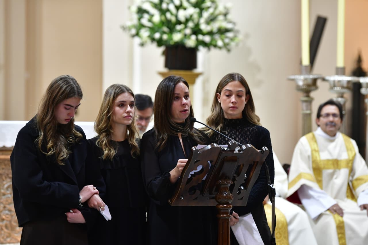 Tras un año de la muerte de Miguel Uribe Turbay, su familia junto a varios congresistas realizaron un homenaje a la memoria del senador en la Parroquia La Inmaculada Concepción, para luego develar su monumento en el antiguo parque “El Golfito”, que ahora lleva su nombre.