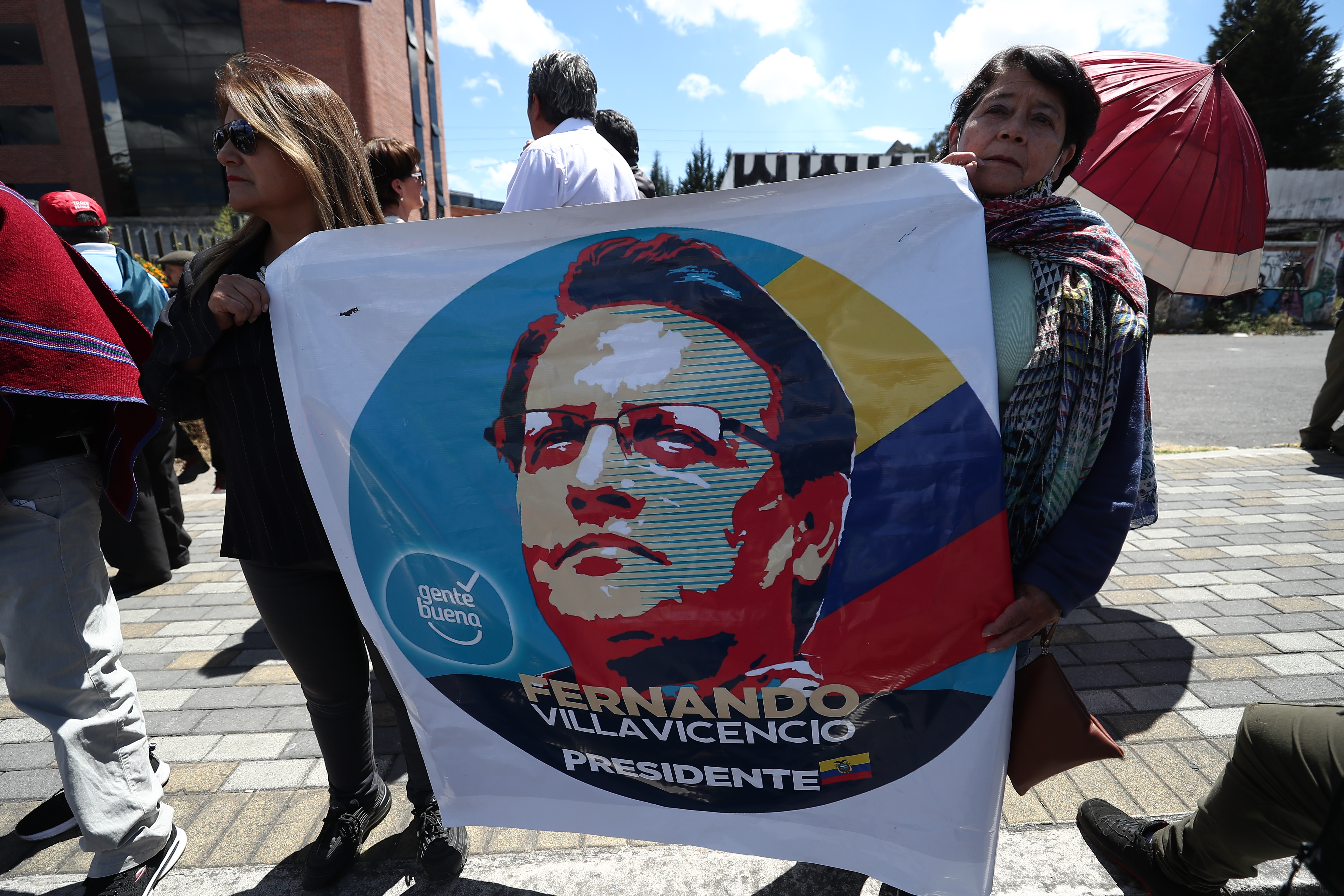 AME9921. QUITO (ECUADOR), 11/08/2023.- Simpatizantes del asesinado candidato presidencial Fernando Villavicencio se congregan hoy frente a la funeraria en la que se realiza su velatorio, en Quito (Ecuador). El cuerpo de Villavicencio, quien fue asesinado a tiros en la tarde del miércoles al salir de un mitin en una escuela, yace desde el jueves en una funeraria en el norte de Quito, adonde fue trasladado después de que se le hiciera la autopsia en el Centro de Medicina Legal. EFE/ José Jácome