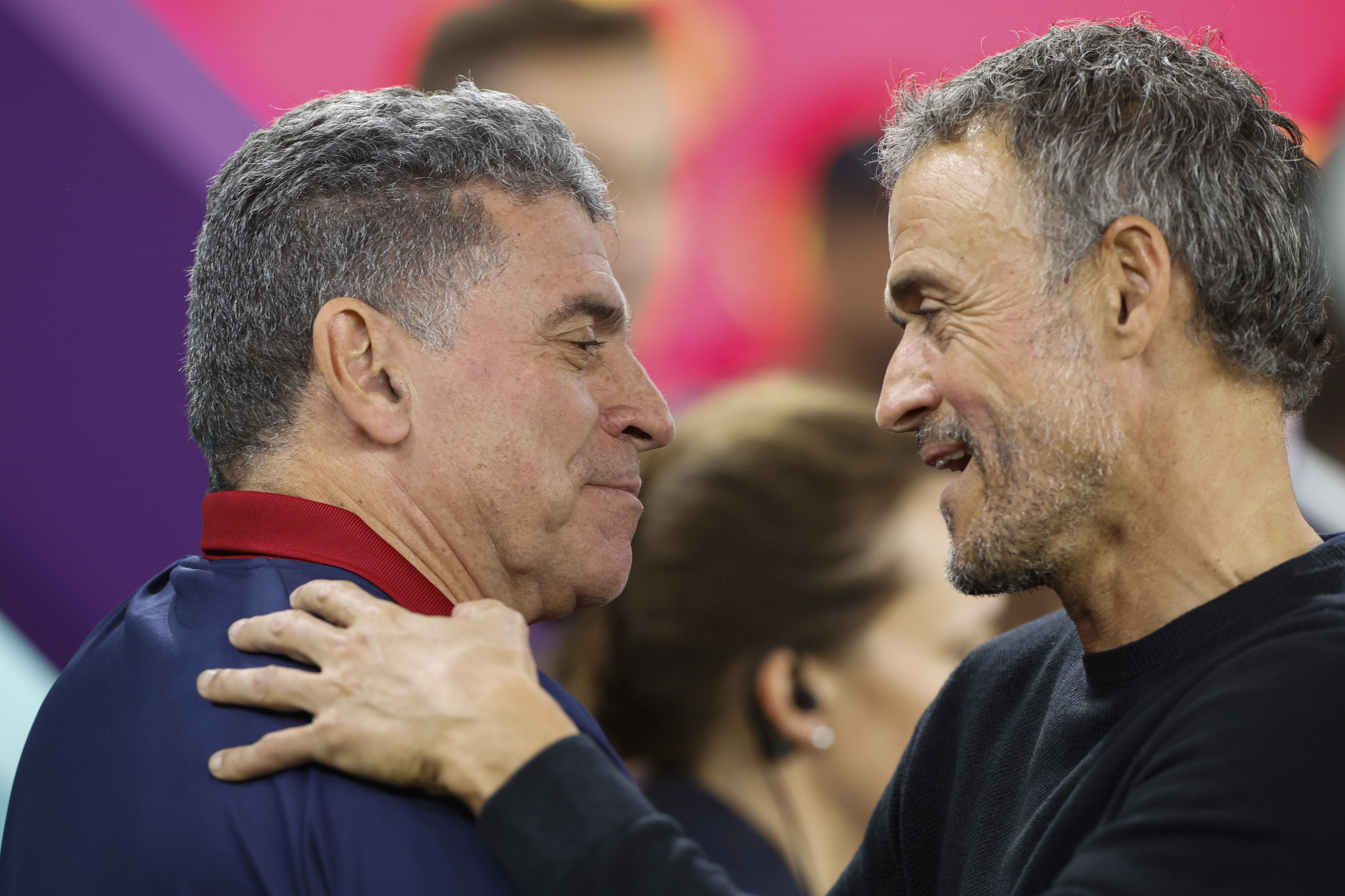 . DOHA (CATAR), 23/11/2022.- El seleccionador de España Luis Enrique saluda a el seleccionador de Costa Rica Luis Fernando Suárez hoy, en un partido de la fase de grupos del Mundial de Fútbol Qatar 2022 entre España y Costa Rica en el estadio Al Zumama en Doha (Catar). EFE/ Alberto Estevez