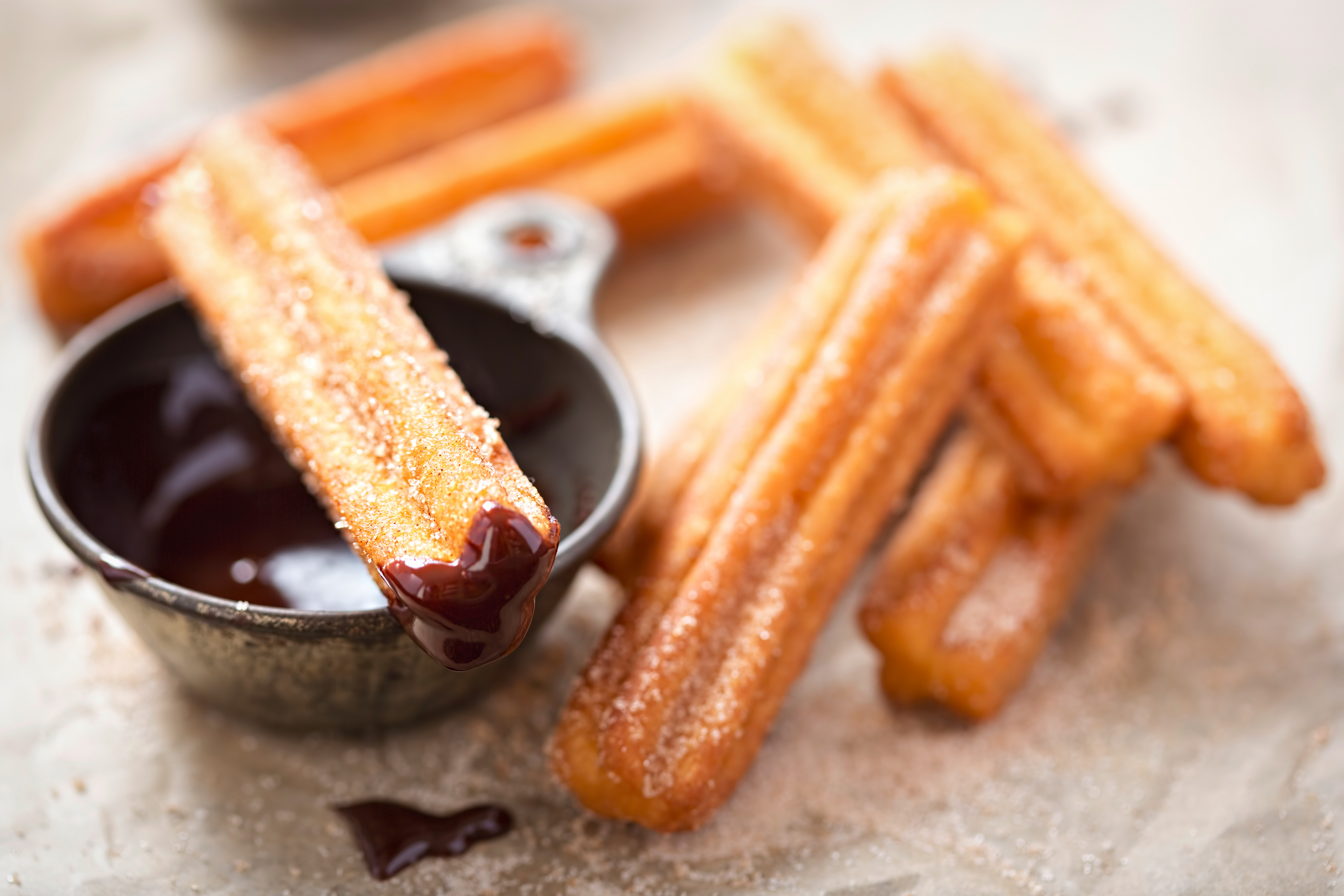 Este es el paso a paso para preparar churros con salsa de chocolate