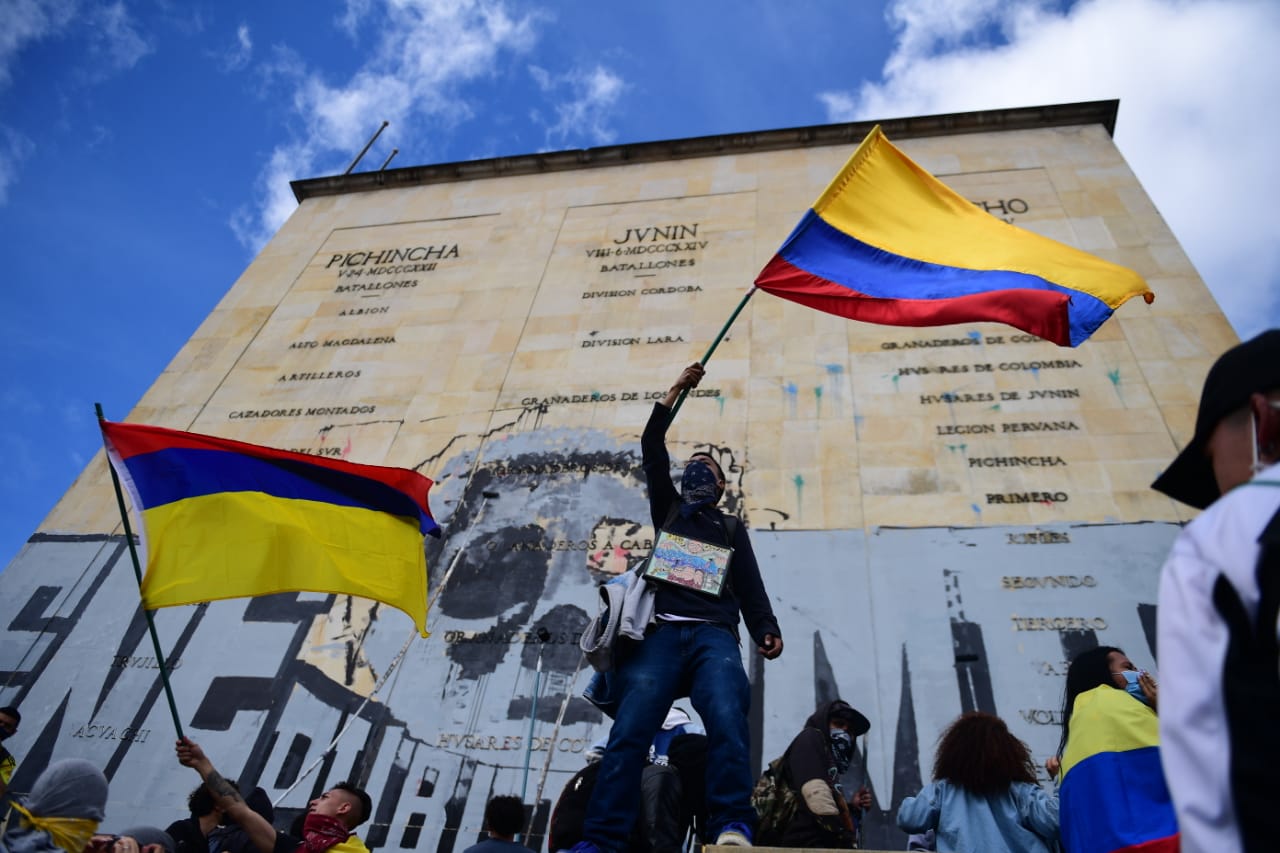 Camioneta atropelló a manifestante en el Monumento a Los Héroes