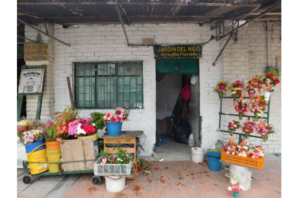 El puesto de flores de Doña María, quien se rehusó a salir en la foto.