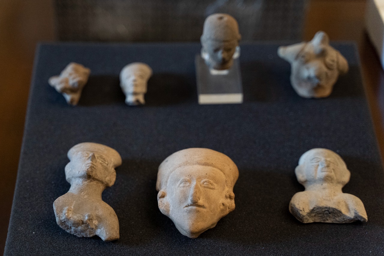 Según el peritaje del Instituto Colombiano de Antropología e Historia,  las piezas pertenecen a las culturas Tumaco-La Tolita, Calima, Quimbaya, Tolima-Espinal y San Agustín, por lo que algunas pueden tener más de dos mil años de antigüedad.