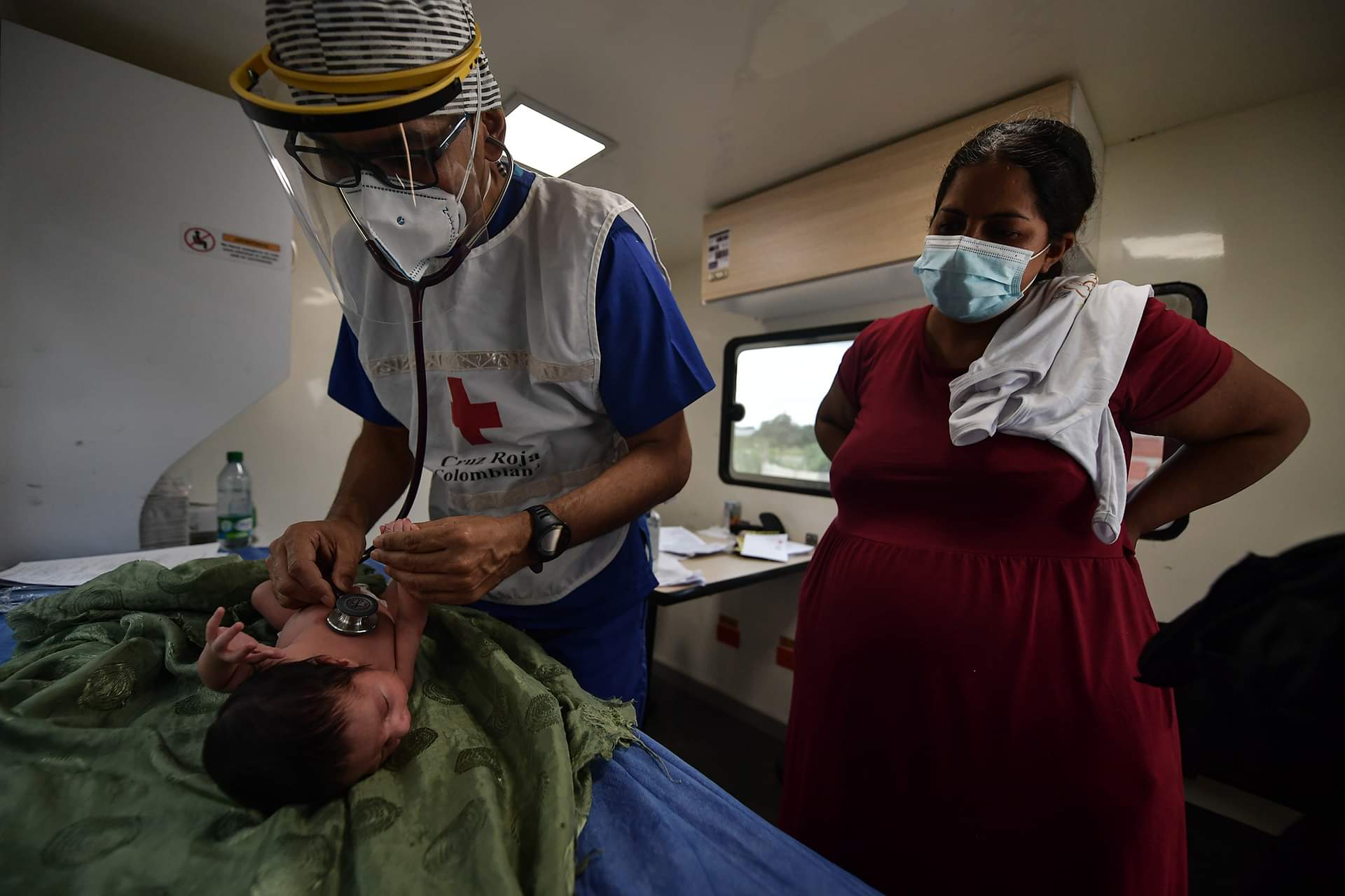 Un médico atiende a un bebé