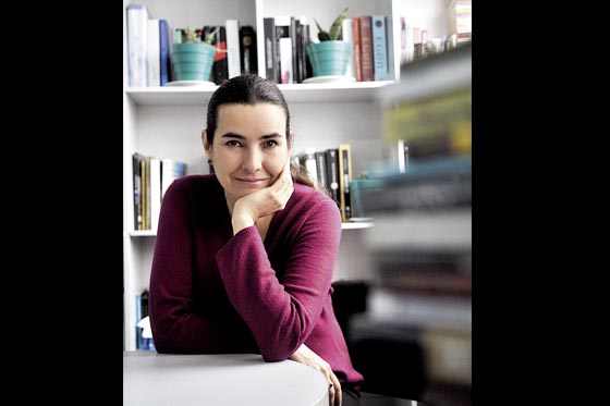 Marianne Ponsford asegura que no soporta la idea de “enchufar un libro”, refiriéndose a que prefiere leerlos en físico. / Gustavo Torrijos - El Espectador