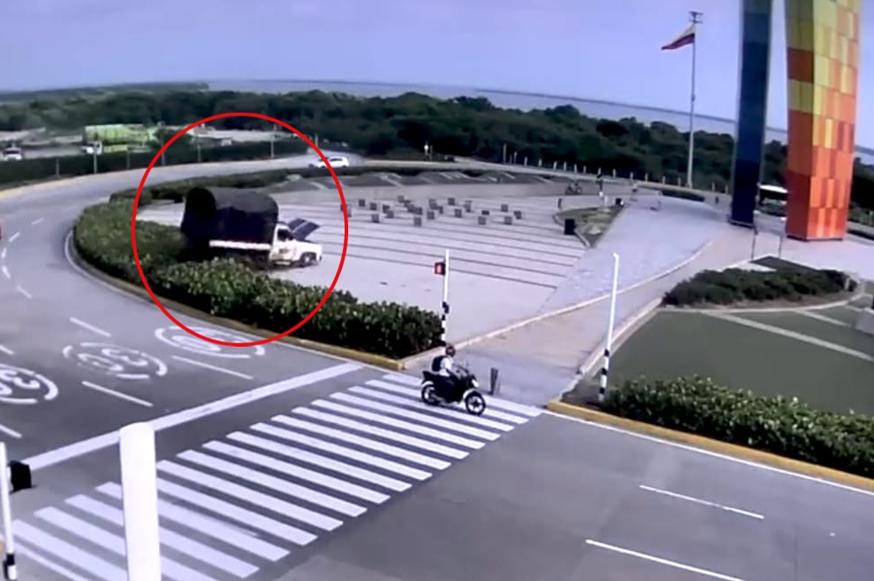 Video: un camión terminó en la rotonda de la Ventana al Mundo en Barranquilla
