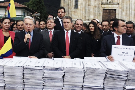 Bancada del Centro Democrático exige la renuncia del presidente Santos