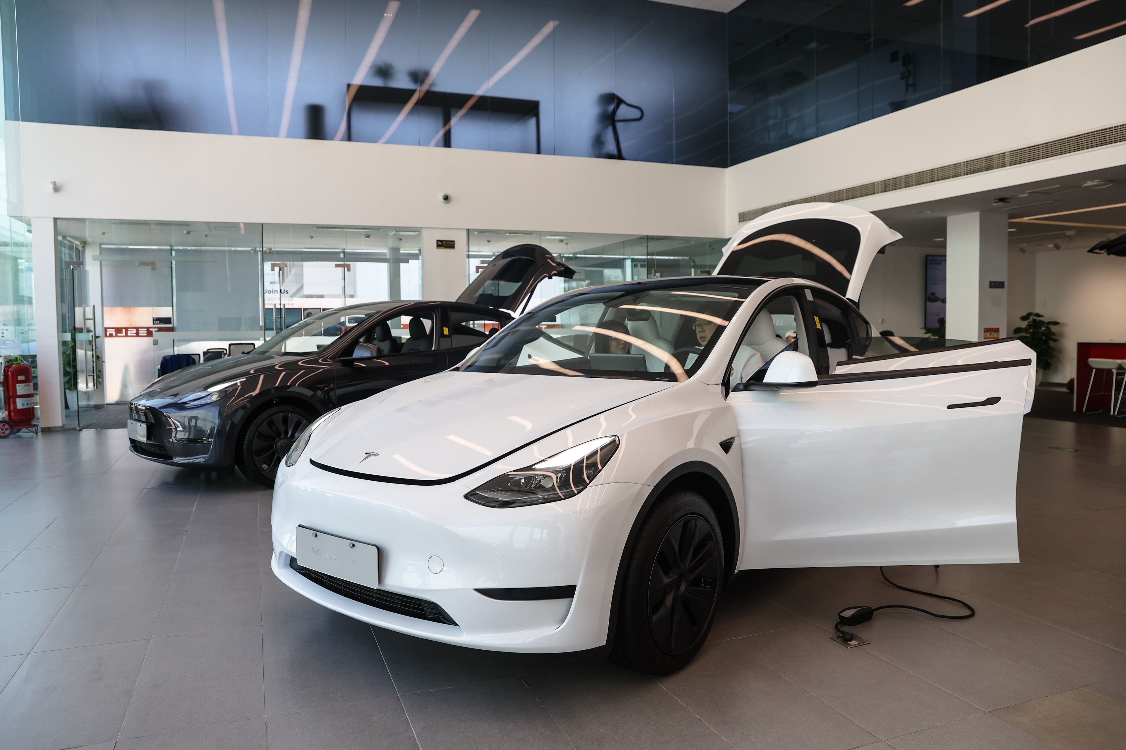 Beijing (China), 13/05/2024.- Tesla model Y electric cars on display in a Tesla showroom in Beijing, China, 13 May 2024. China's vehicle sales grew by 9.3 percent from the prior year to 2.36 million in April 2024, after a 9.9 percent increase in the previous month, the China Association of Automobile Manufacturers said. New energy vehicle sales accounted for 43.5 percent of total car sales in April. EFE/EPA/WU HAO