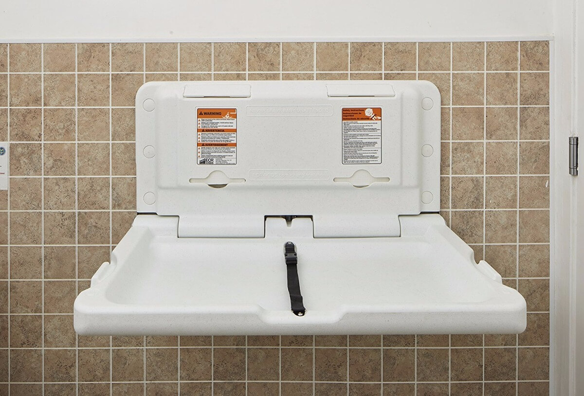 Proyecto obliga a disponer cambiadores de pañales en baños de hombres