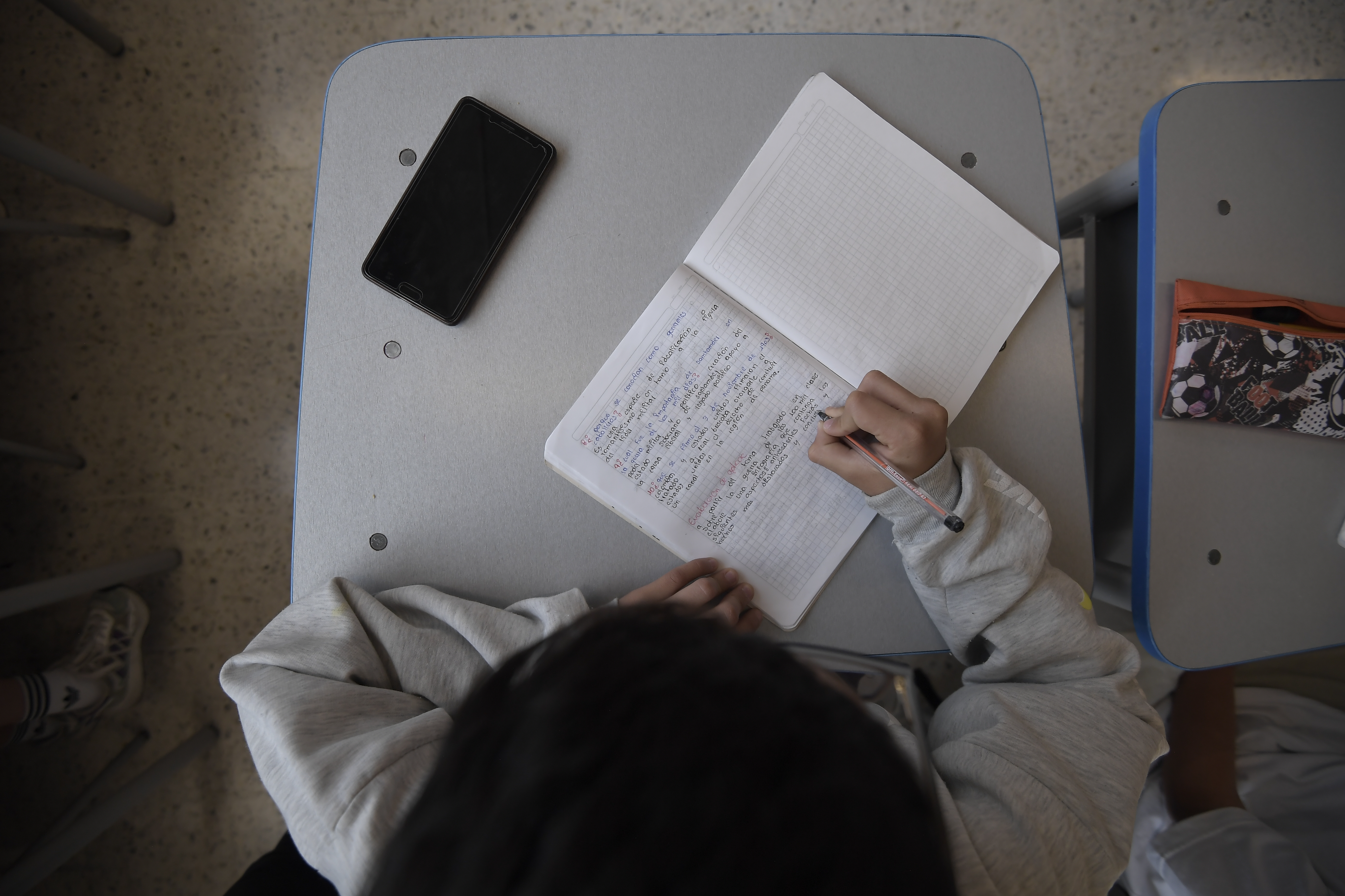 ¿Por qué aquí, en Colombia, separamos a los estudiantes y allá los reúnen?