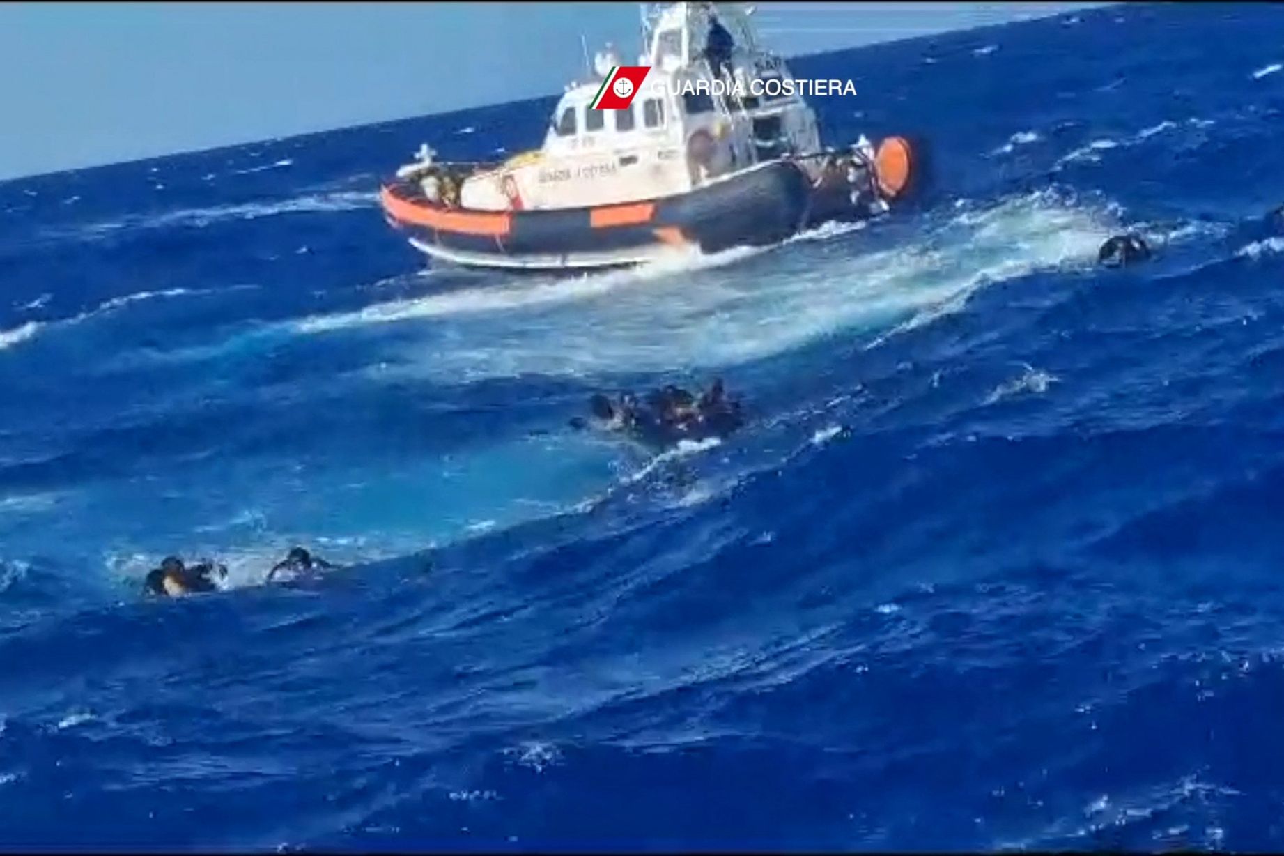 Más de 40 migrantes habrían muerto tras un naufragio cerca de las costas de Italia