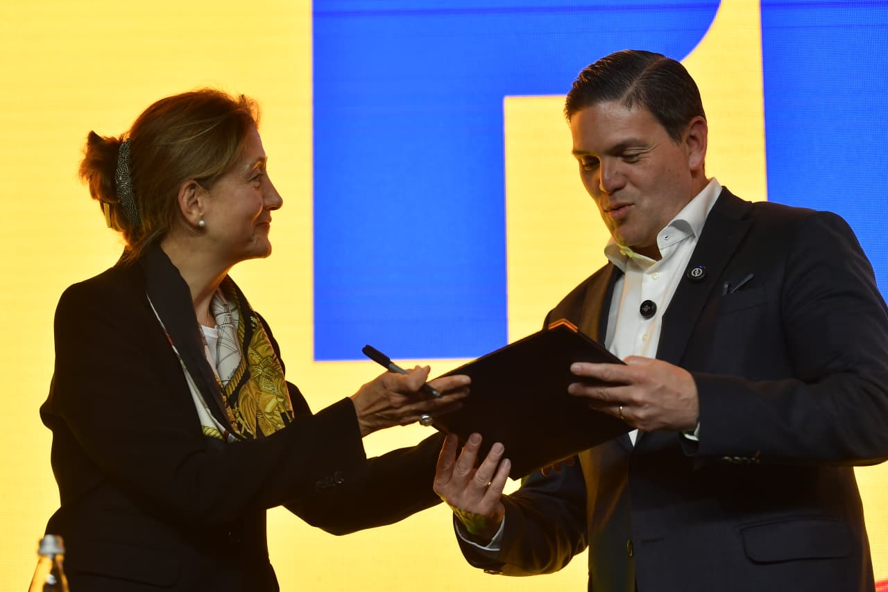 Juan Carlos Pinzón aterriza en partido de Ingrid Betancourt gracias al expresidente Uribe