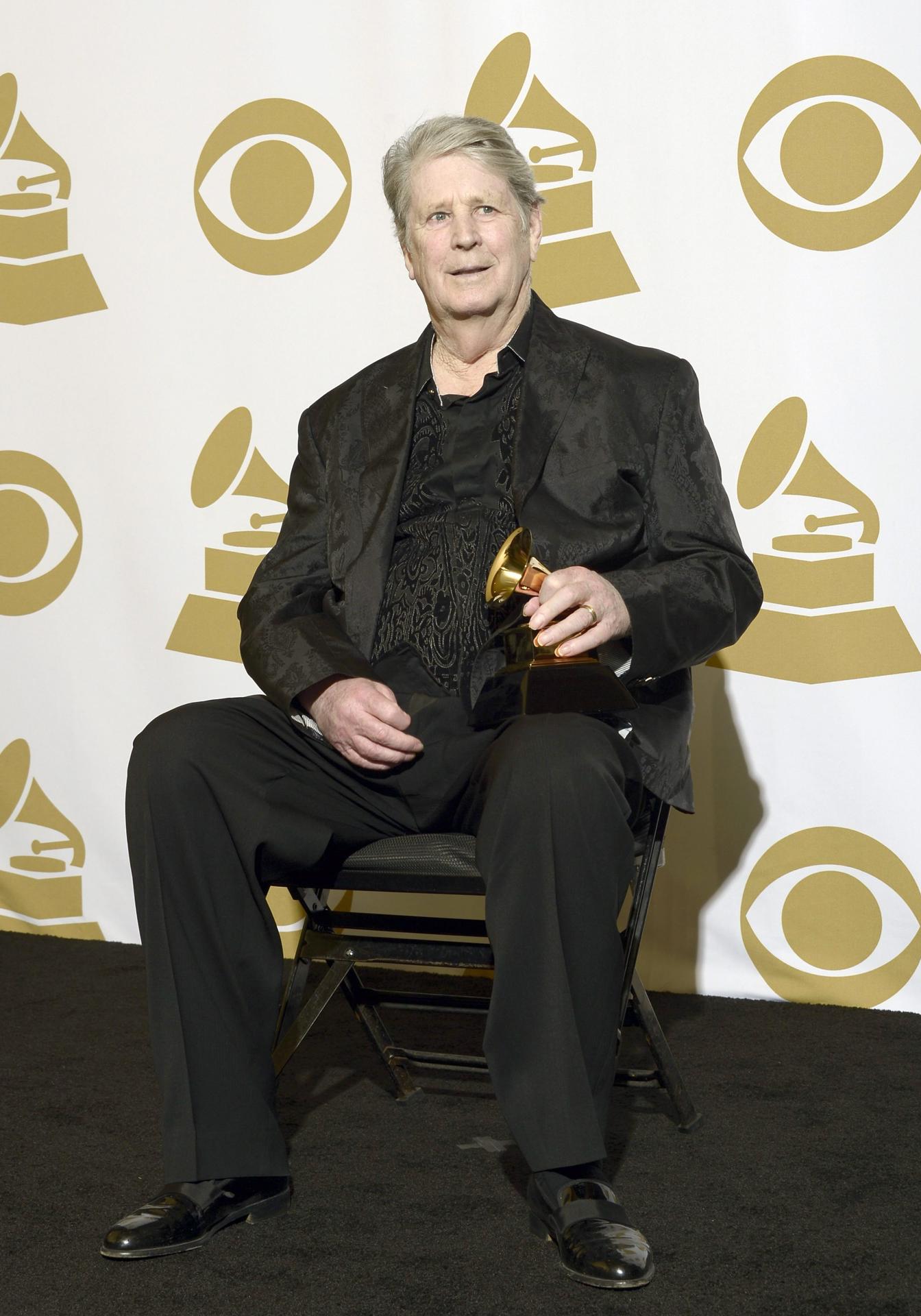 PBX04. BOGOTÁ (COLOMBIA), 11/06/2025.- Fotografía de archivo fechada el 10 de febrero de 2013 del cantante estadounidense Brian Wilson sosteniendo su premio al Mejor Álbum Histórico en la 55ª edición de los Premios Grammy en Los Ángeles, California (EE.UU.). Wilson, cofundador de la banda The Beach Boys, que redefinió el "sueño californiano", ha fallecido a los 82 años, informó su familia a través de la cuenta de Instagram del músico. EFE/EPA/PAUL BUCK /ARCHIVO
