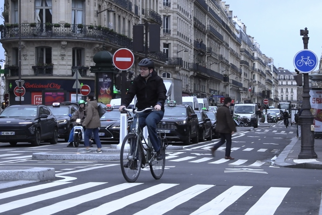 París, 08/03/2026.- El portavoz de la asociación Paris en Selle (París en sillín), Corentin Roudaut, circula por un carril bici de París. La revolución del París ciclable de la alcaldesa saliente Anne Hidalgo, que ya logró el hito de que el uso de la bici supere al del coche en la ciudad, no retrocederá tras las elecciones municipales del 15 y 22 de marzo, a juzgar por las promesas de los principales candidatos, aunque un triunfo de la derecha podría ralentizarla. EFE/Pol Lloberas