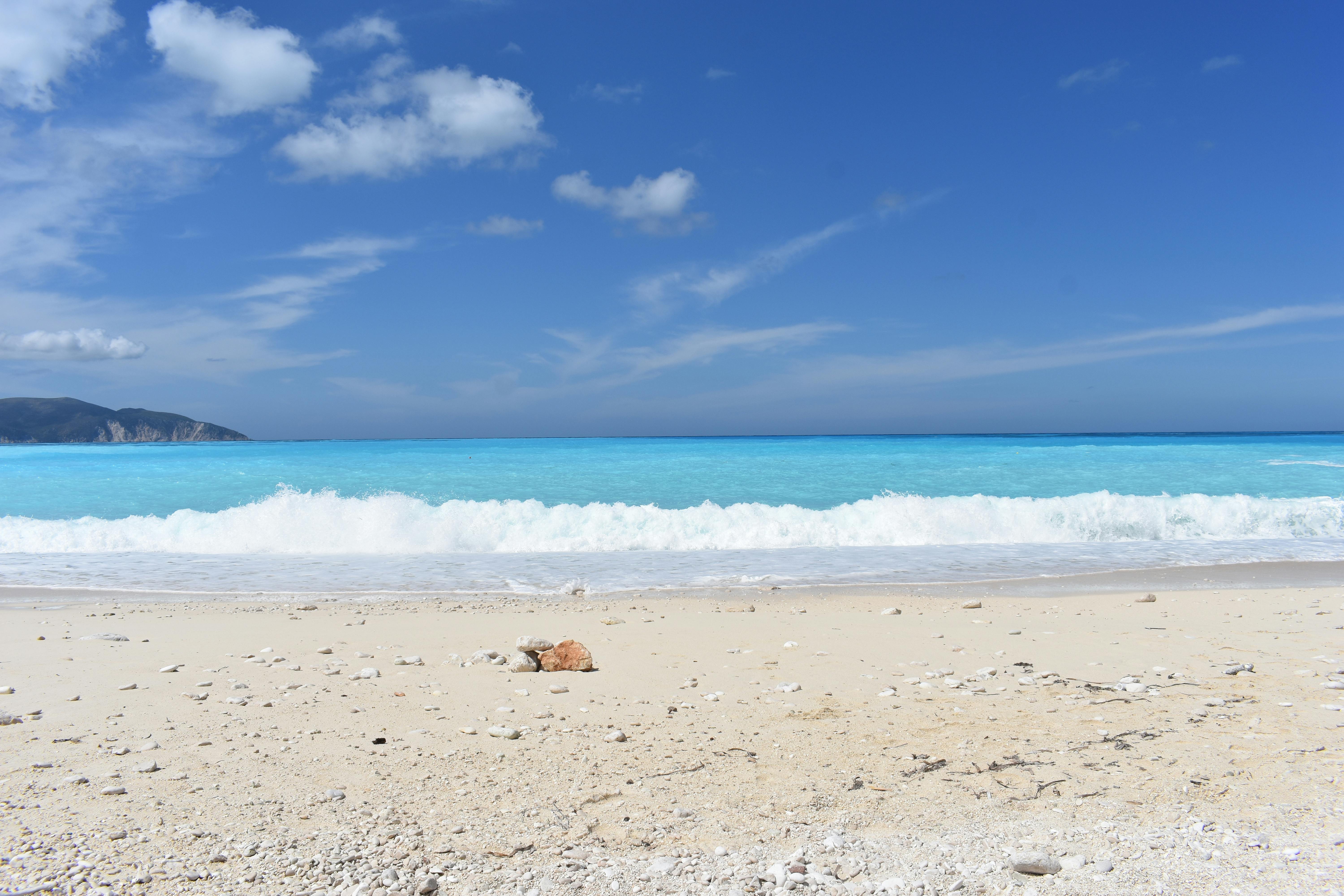 La playa de Fteri es una playa escondida en la isla griega de Cefalonia que cautiva por su aislamiento y su paisaje imponente. Rodeada de altos acantilados blancos y bañada por las aguas turquesas del mar Jónico, esta cala se ha convertido en uno de los destinos preferidos para conocer el Mediterráneo. Su acceso, principalmente por barco o a través de una caminata exigente, ayuda a conservar su atmósfera tranquila y poco concurrida. La mejor época para visitarla es entre junio y septiembre, cuando el clima es cálido, el mar está en calma y las probabilidades de disfrutar un día perfecto son mucho mayores.