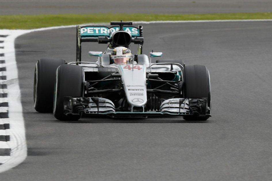 Lewis Hamilton dominó los entrenamientos del GP de Gran Bretaña
