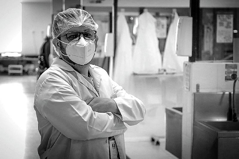Jhon Parra, médico al frente de una UCI en Bogotá