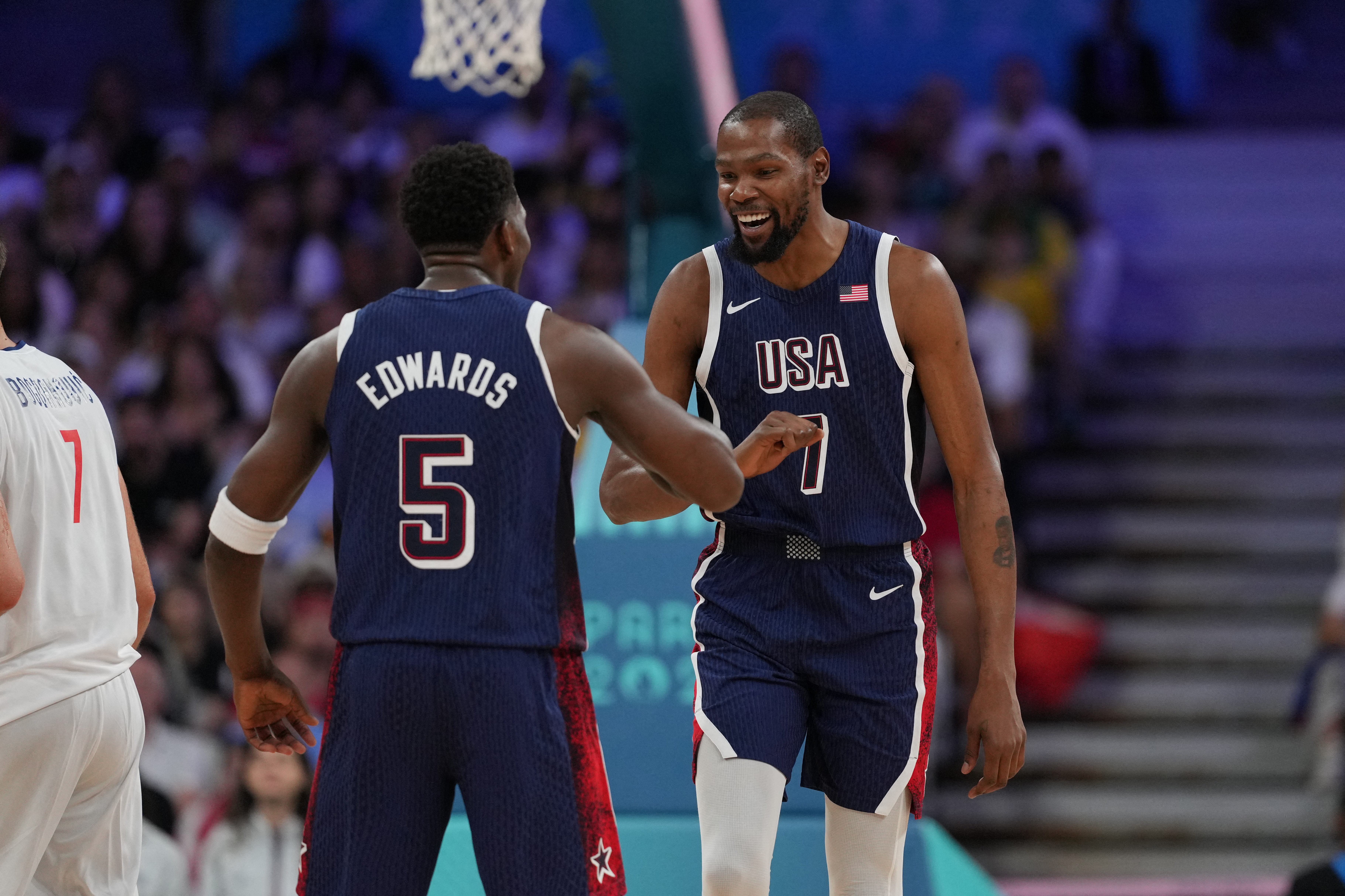 El superequipo de Estados Unidos superó a la Serbia de Jokic en su debut olímpico