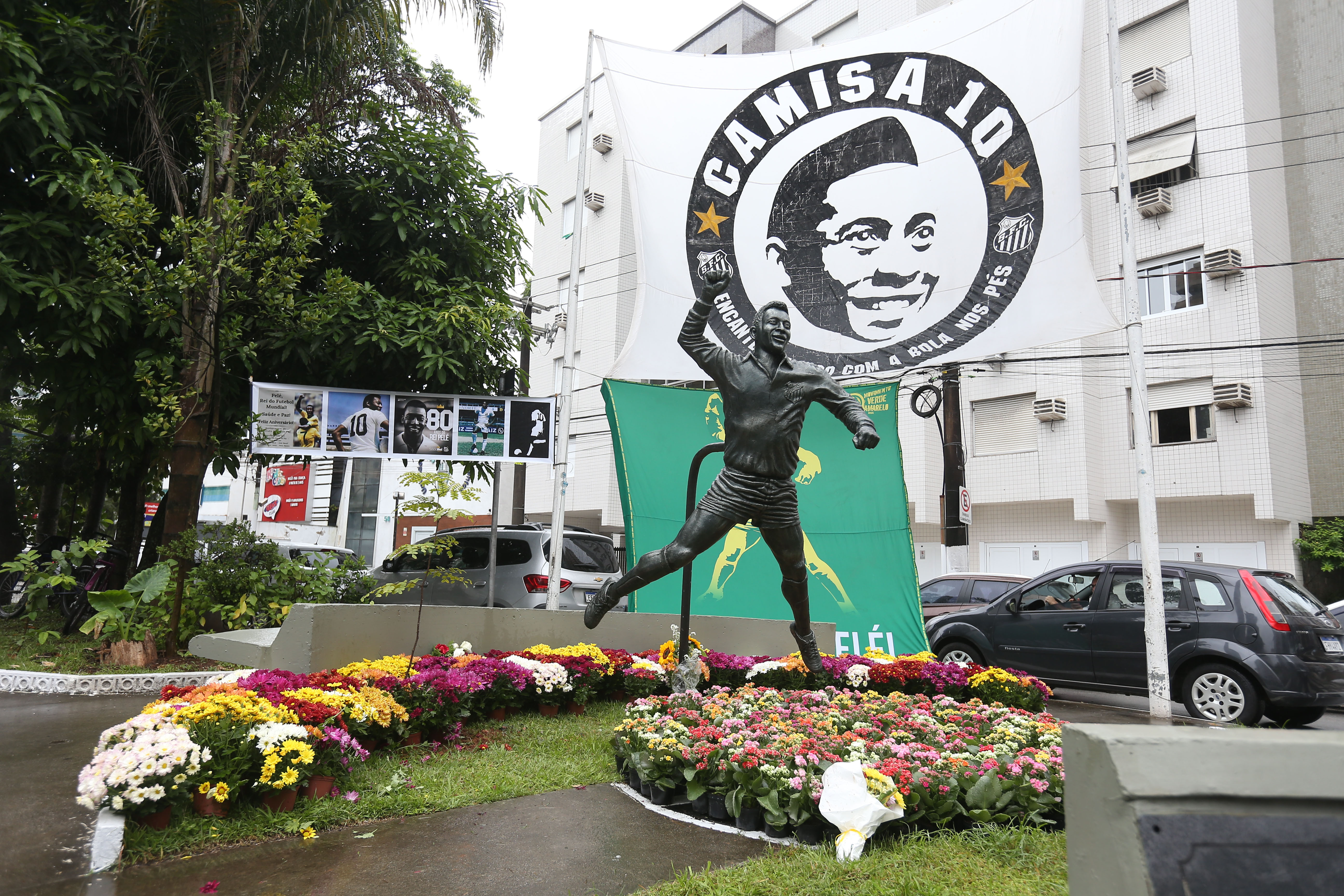 BRA50. SANTOS (BRASIL), 30/12/2022.- Fotografía de la estatua de Pelé hoy, en la ciudad de Santos (Brasil). El brasileño Edson Arantes do Nascimento 'Pelé', considerado por muchos el mejor futbolista de todos los tiempos, murió ayer jueves a los 82 años, debido a las complicaciones del cáncer que padecía en el hospital de Sao Paulo donde estaba ingresado desde el pasado 29 de noviembre. EFE/ Guilherme Dionizio