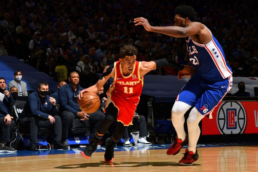 Trae Young derrumbó en un cuarto a los Philadelphia 76ers en la NBA