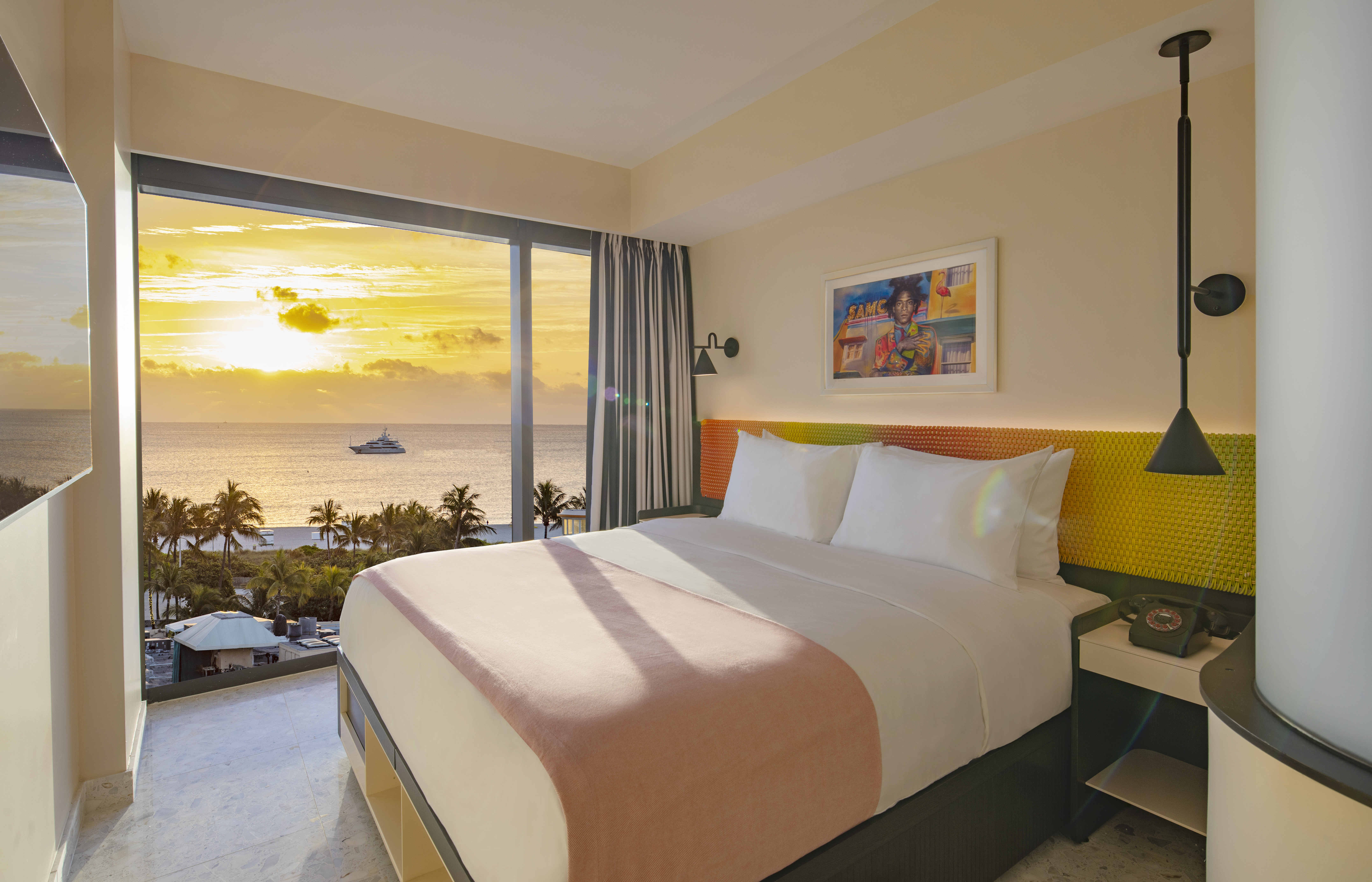 Moxy South Beach es un hotel que maneja un concepto similar al de los cruceros: pequeñas habitaciones, llenas de confort, pero la invitación es a estar afuera y disfrutar la ciudad y el hotel que cuenta con diferentes zonas de entretenimiento, co-working, bares y restaurantes. Eso sí, a tan solo dos cuadras del mar.