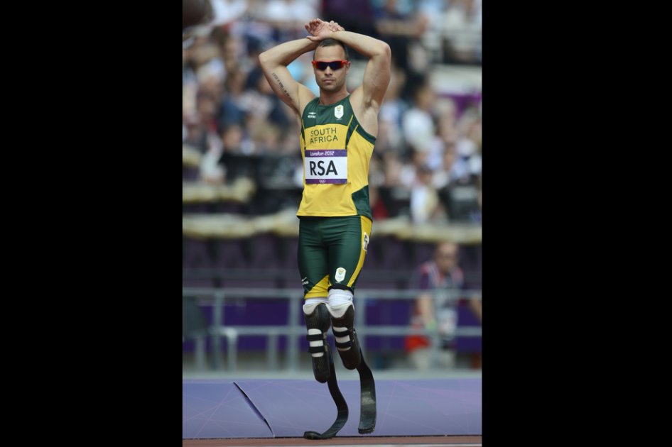 Detienen atleta paralímpico Pistorius por la muerte de su novia