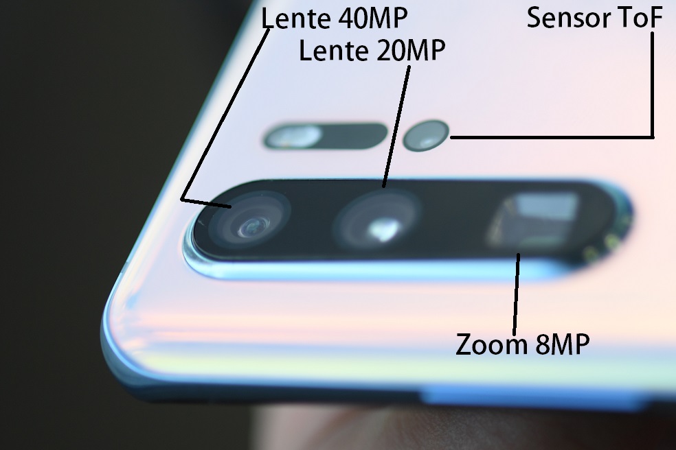 Sistema de cámaras del P30 ProChristian GaravitoNo podemos despedirnos del apartado fotográfico sin mencionar el papel protagónico que desempeña el zoom del P30 Pro. Definido por Huawei como un ‘Super Zoom’, este lente permite hacer acercamientos de hasta cinco veces (5X) el tamaño original de la imagen sin sacrificar su calidad. Al mezclarse con el zoom digital, es decir, los esfuerzos que hace el teléfono para agrandar aún más la imagen, no con lente sino con software, puede llegar hasta un acercamiento de 10X. Si la persona desea ir más allá, puede explotar el zoom digital para alcanzar los 50X, dejando como resultado una imagen granulada y pixelada, claro está.