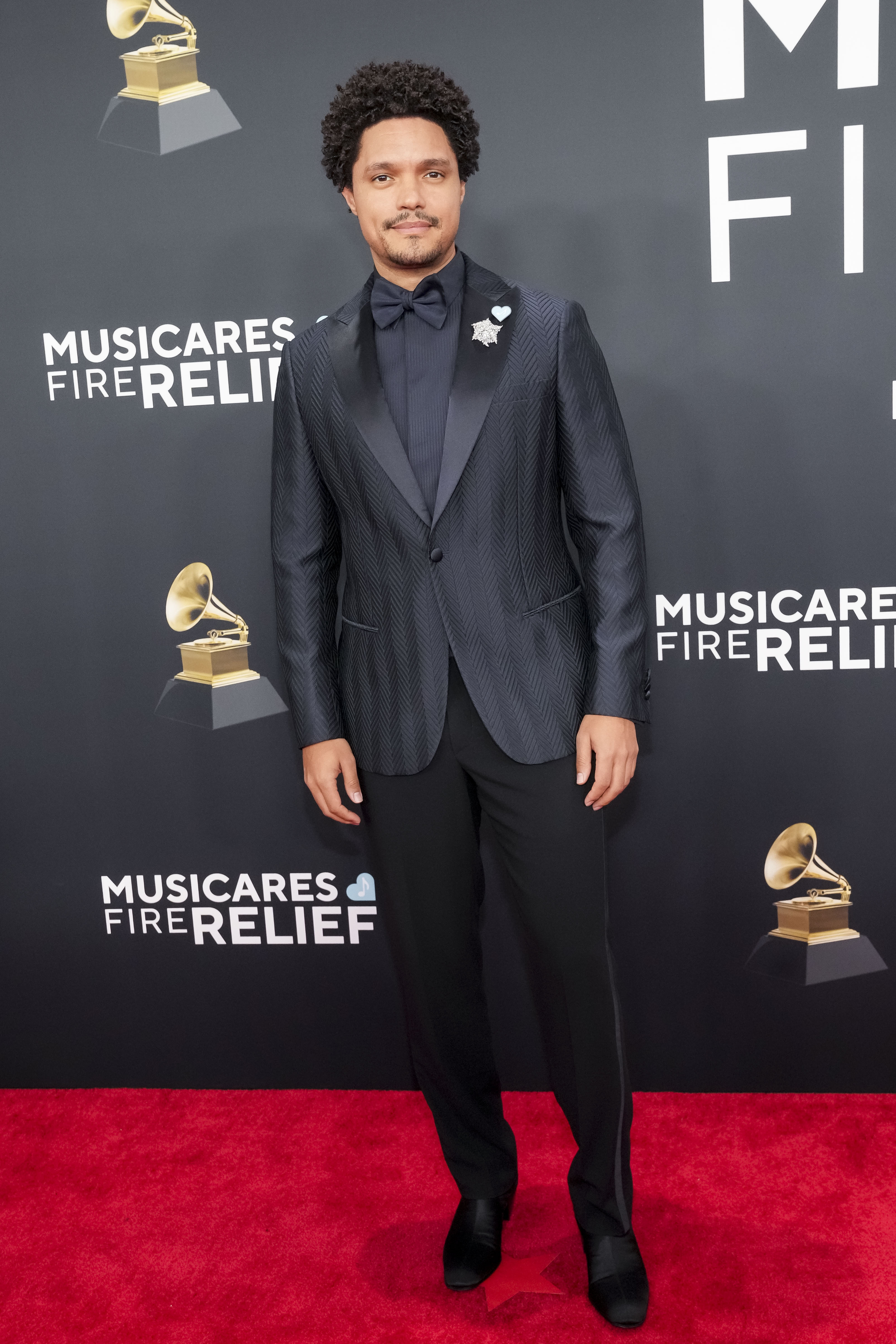 Los Angeles (United States), 02/02/2025.- Comedian Trevor Noah on the red carpet for the 67th annual Grammy Awards ceremony at Crypto.com Arena in Los Angeles, California, USA, 02 February 2025. EFE/EPA/ALLISON DINNER