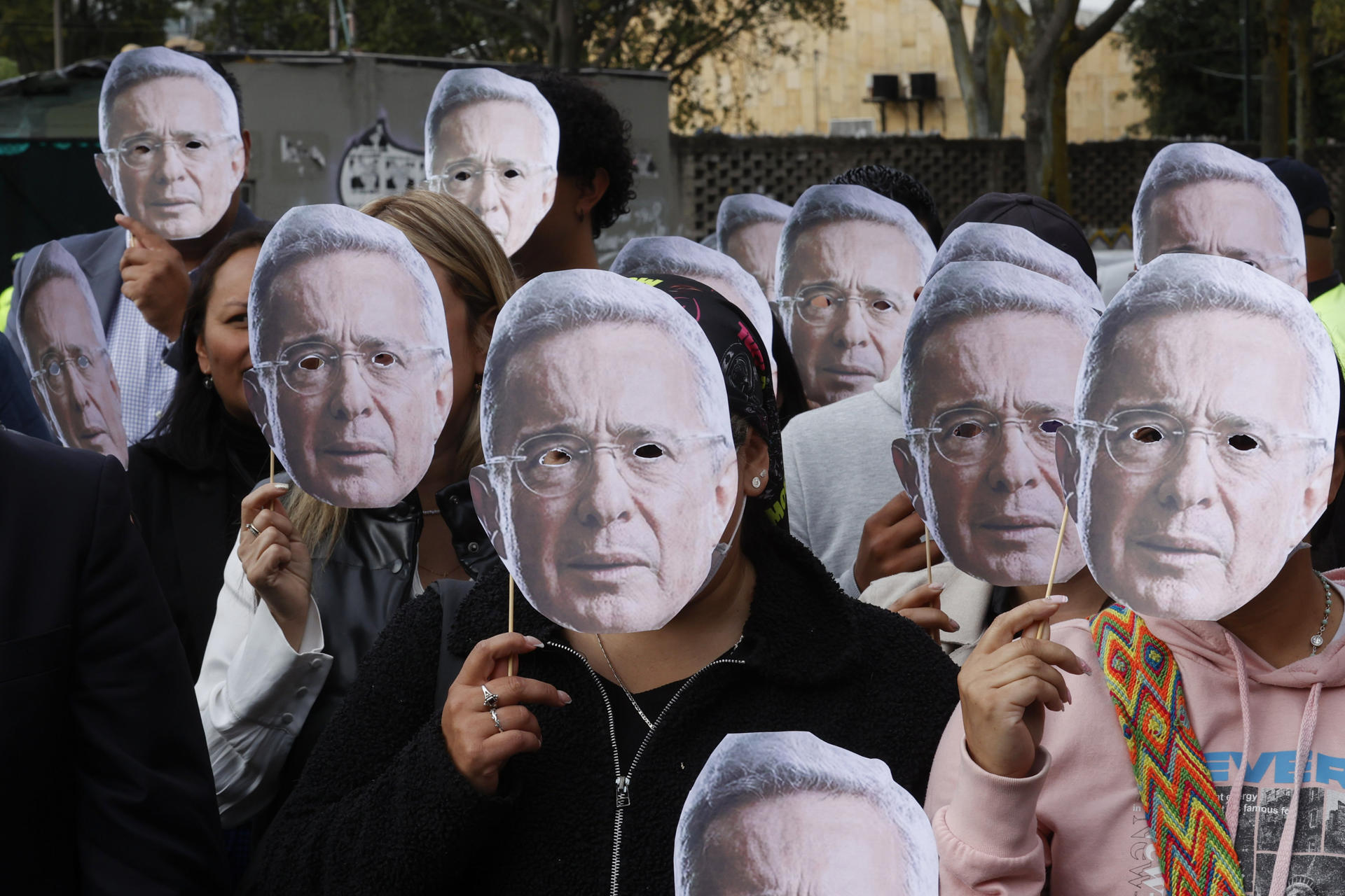 BOGOTÁ (COLOMBIA), 28/07/2025.- Seguidores del expresidente Álvaro Uribe, asisten al Complejo Judicial de Paloquemao para apoyar al exmandatario este lunes, en Bogotá (Colombia). La jueza Sandra Heredia aseguró que la Justicia "no se arrodilla ante el poder" al comenzar la lectura del fallo que declarará culpable o inocente al expresidente colombiano Álvaro Uribe, en el caso más mediático que ha enfrentado el país. EFE/ Mauricio Dueñas Castañeda