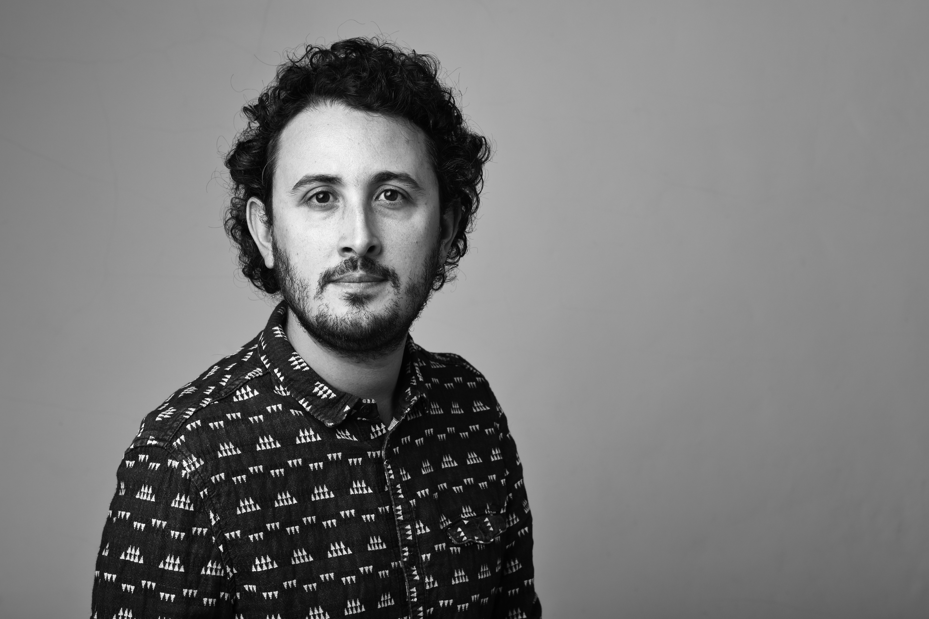 Simón Posada le escribe a Colombia, “La tierra de los tesoros tristes”