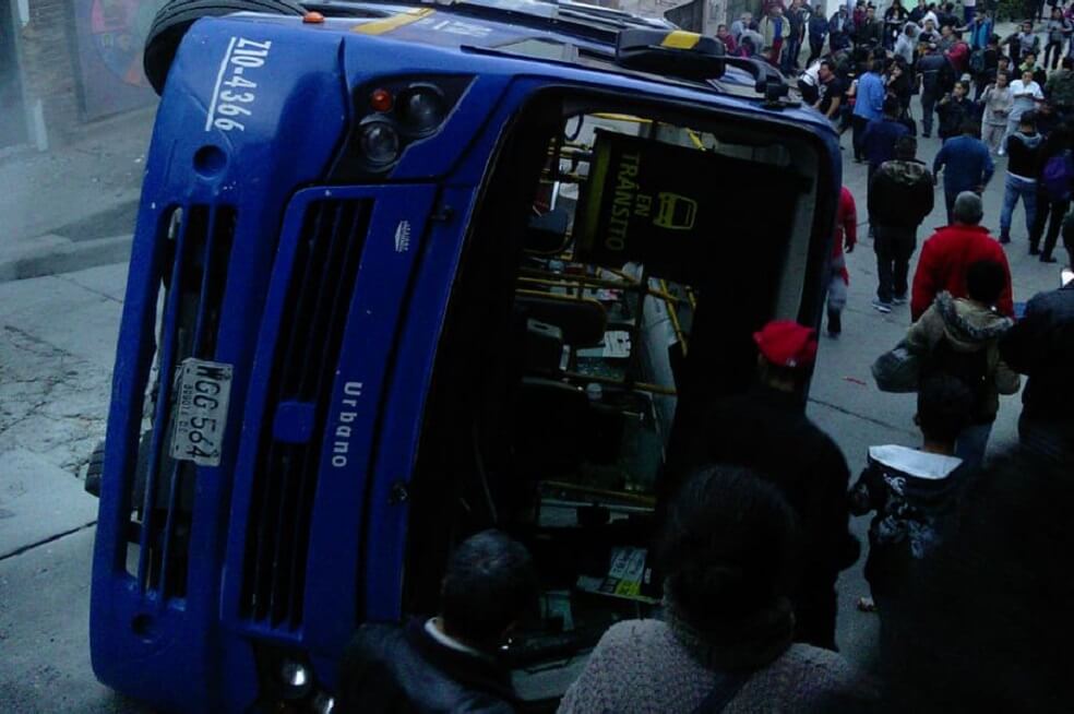 Volcamiento de un bus del SITP deja 17 personas lesionadas en la vía La Calera