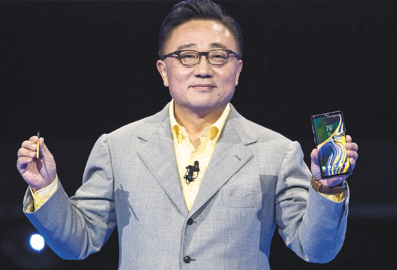DJ Koh, CEO de Samsung Electronics, durante la presentación del teléfono en Nueva York. / AFP