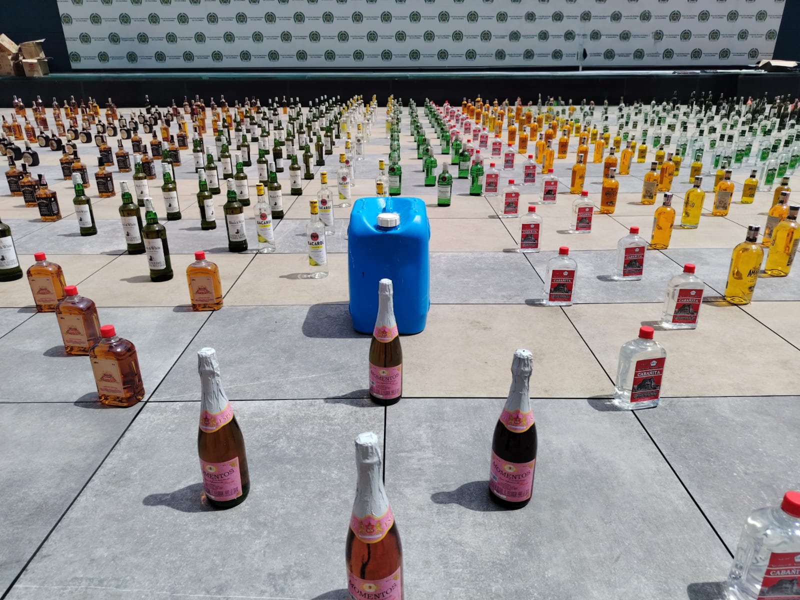 Incautan más de 1.700 botellas de licor adulterado en el centro de Bogotá