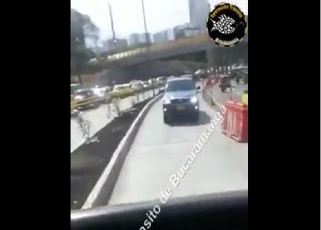 Escoltas del Gobernador de Santander transitaron en contravía por carril del Metrolínea